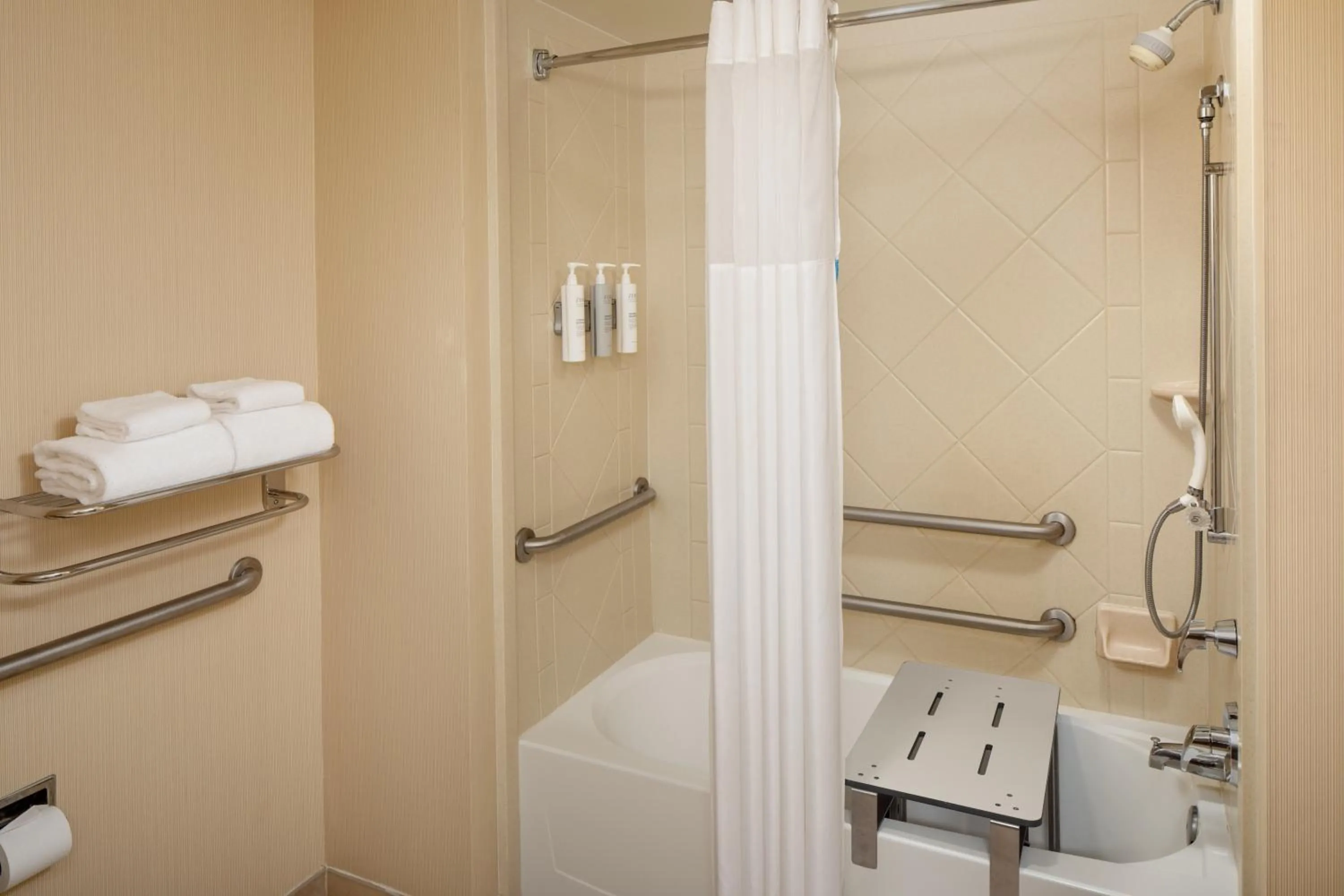 Shower in Hampton Inn & Suites Mystic