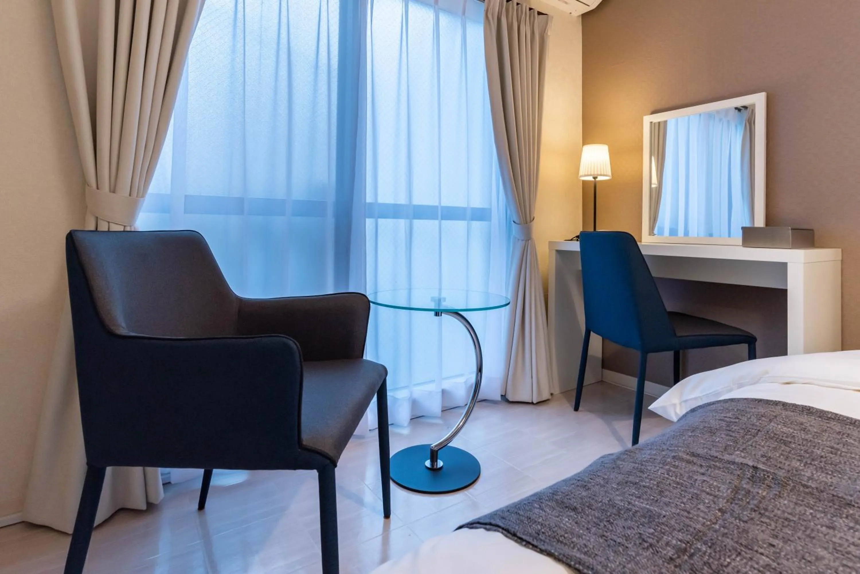 Seating area, Bed in Tino Anastasia