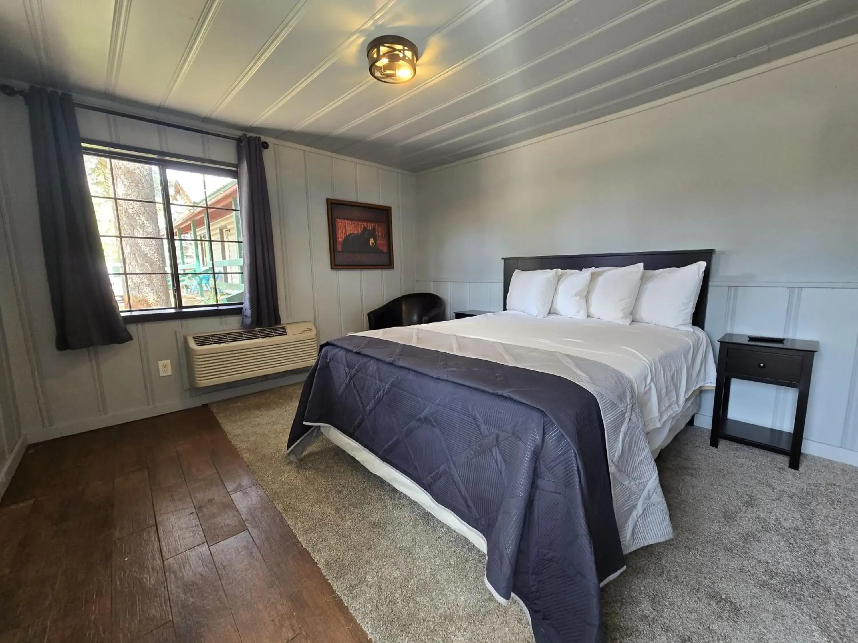 Queen Studio in Lumbermen's Village Queen Studio in Lumbermen's Village