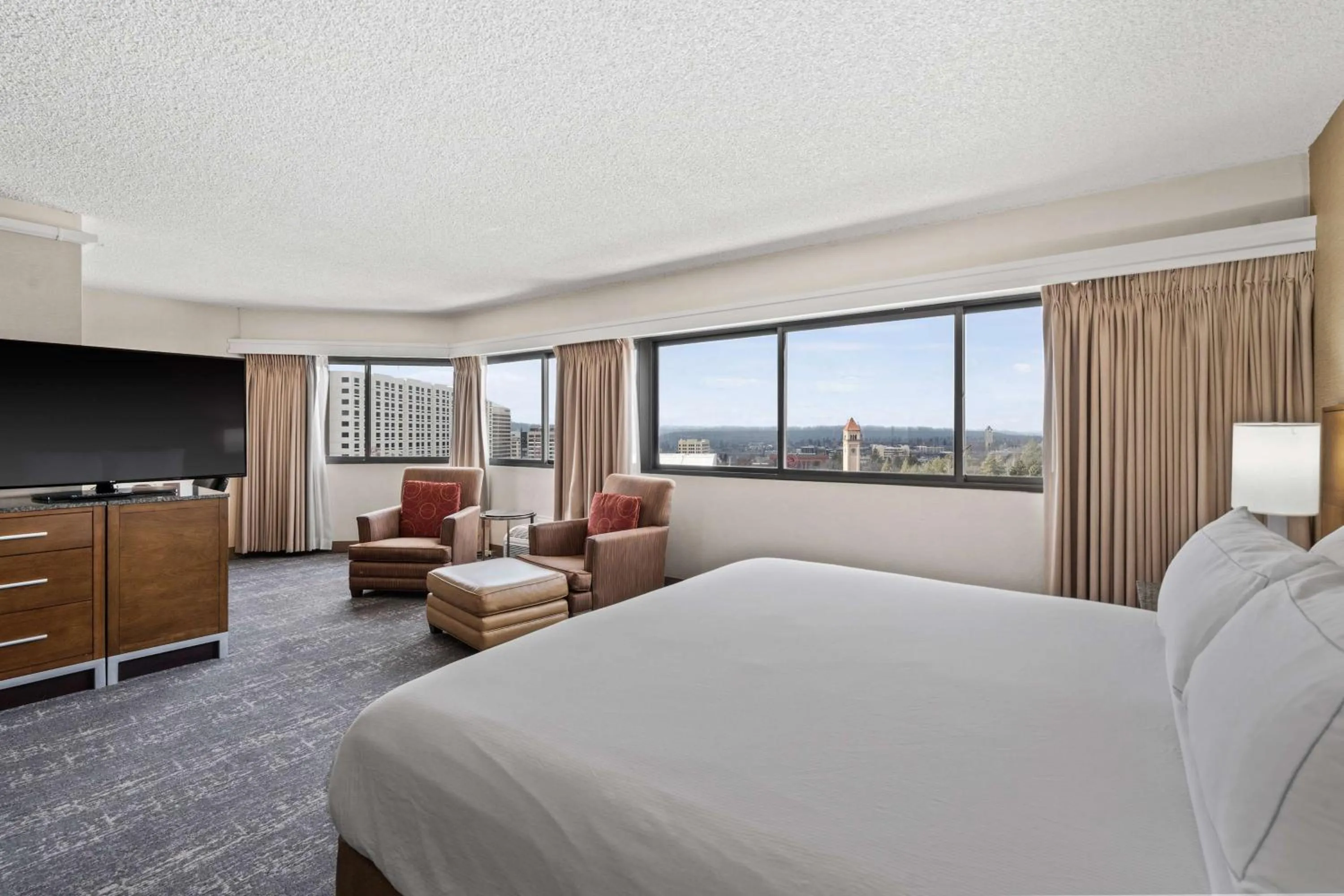 Photo of the whole room, Bed in DoubleTree by Hilton Spokane City Center