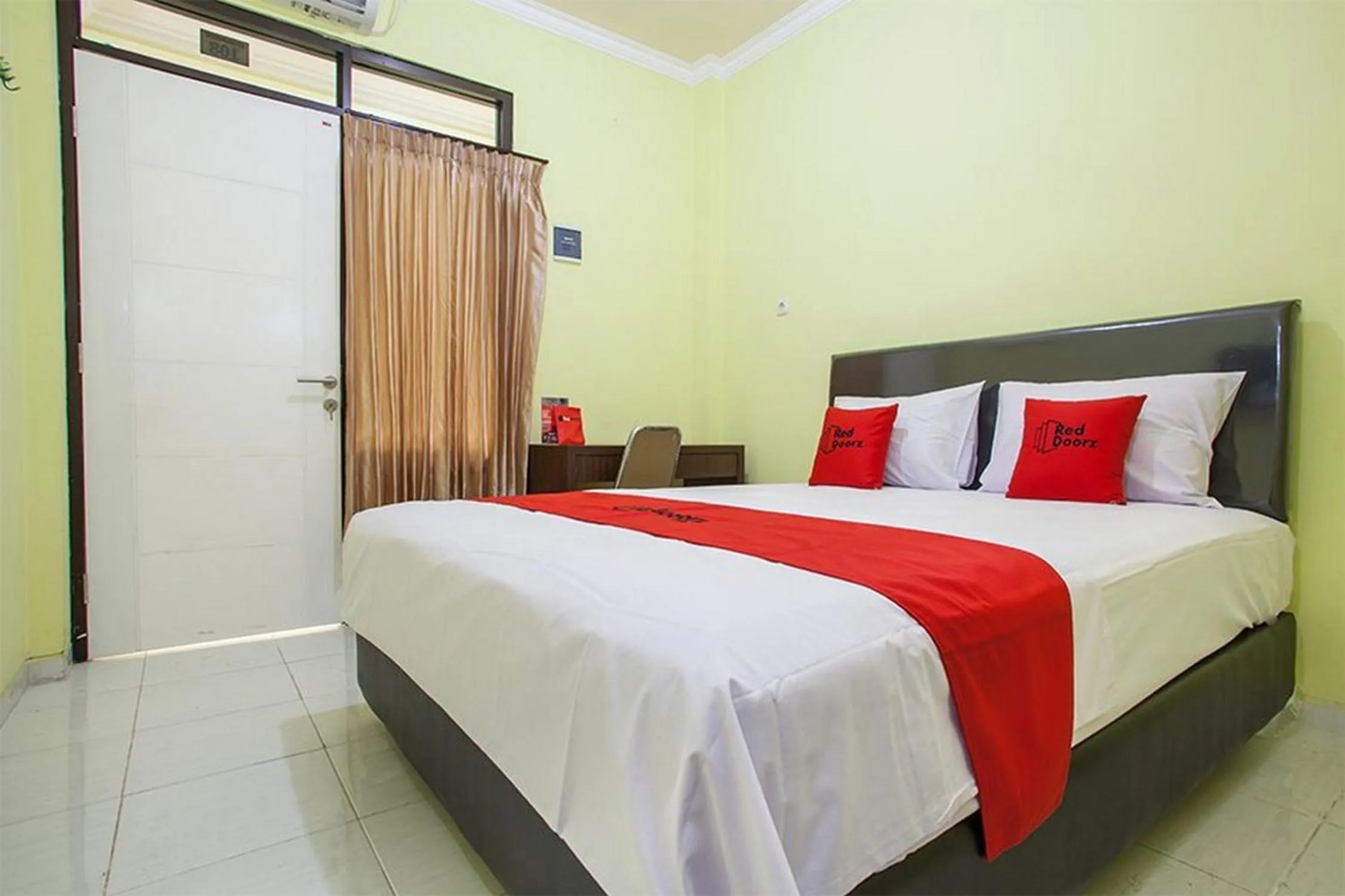 Bed in RedDoorz near Petra University 2