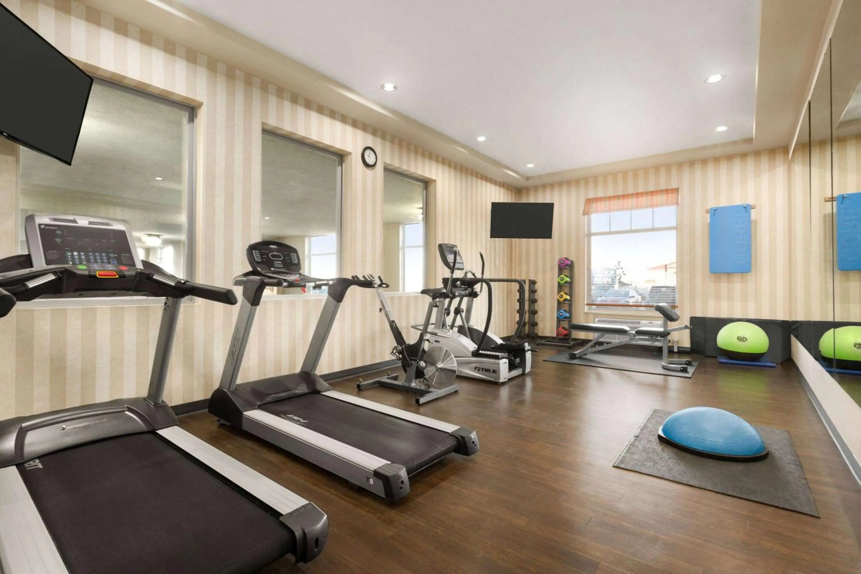 Fitness centre/facilities in Days Inn & Suites by Wyndham Edmonton Airport