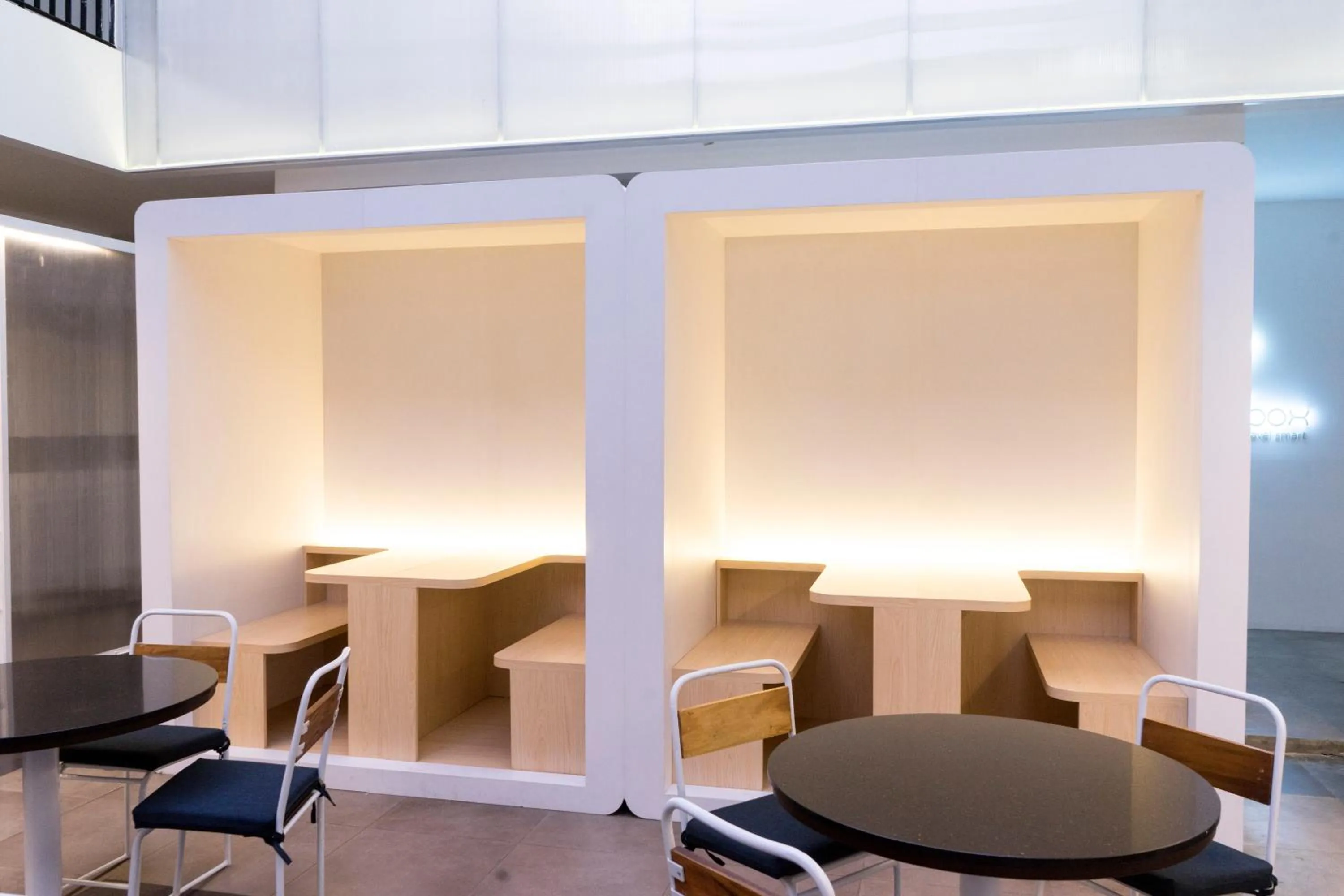 Communal lounge/ TV room in Bobopod Cipaganti, Bandung