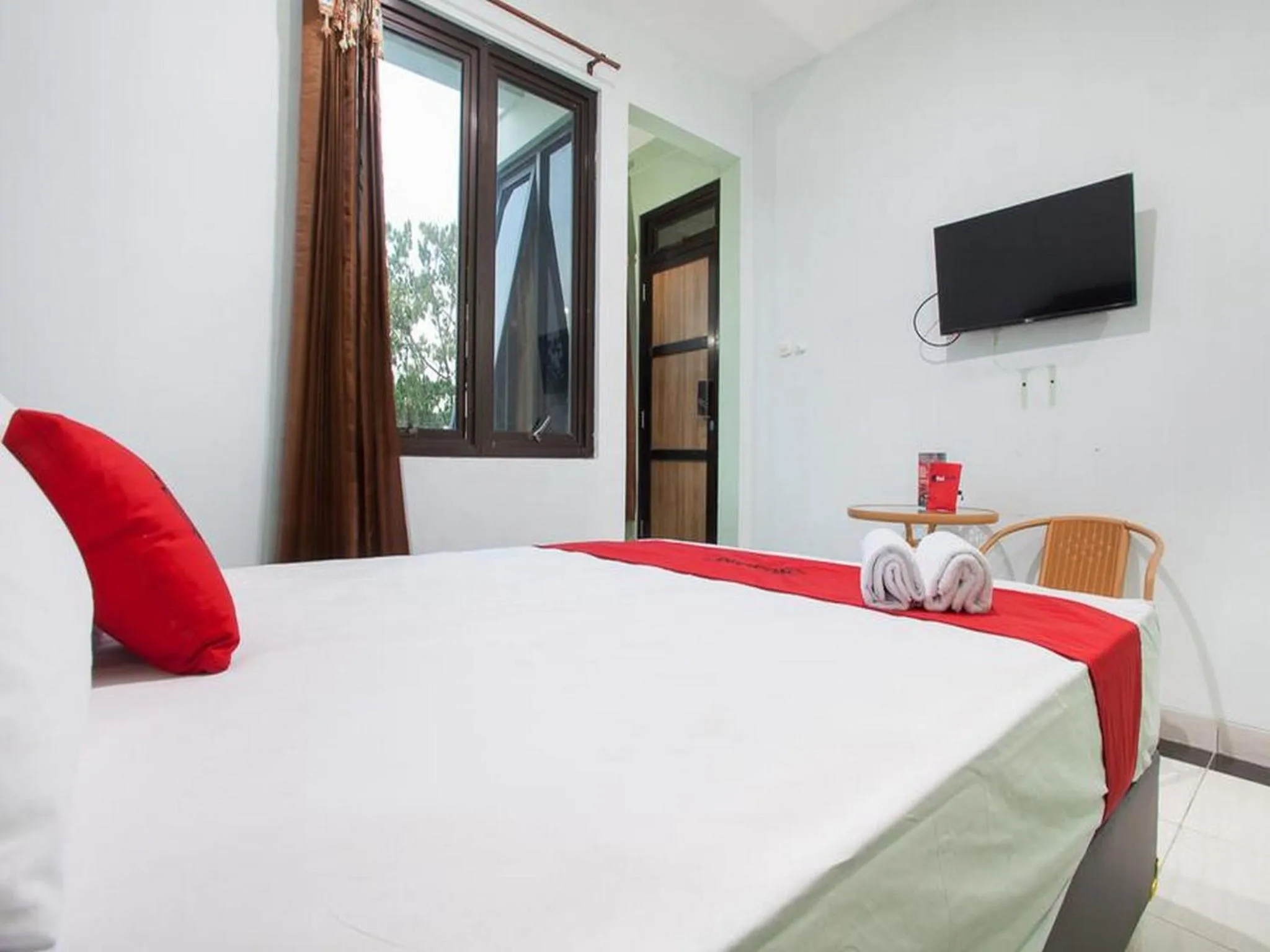 Bedroom, Bed in RedDoorz Syariah near DBL Arena 2