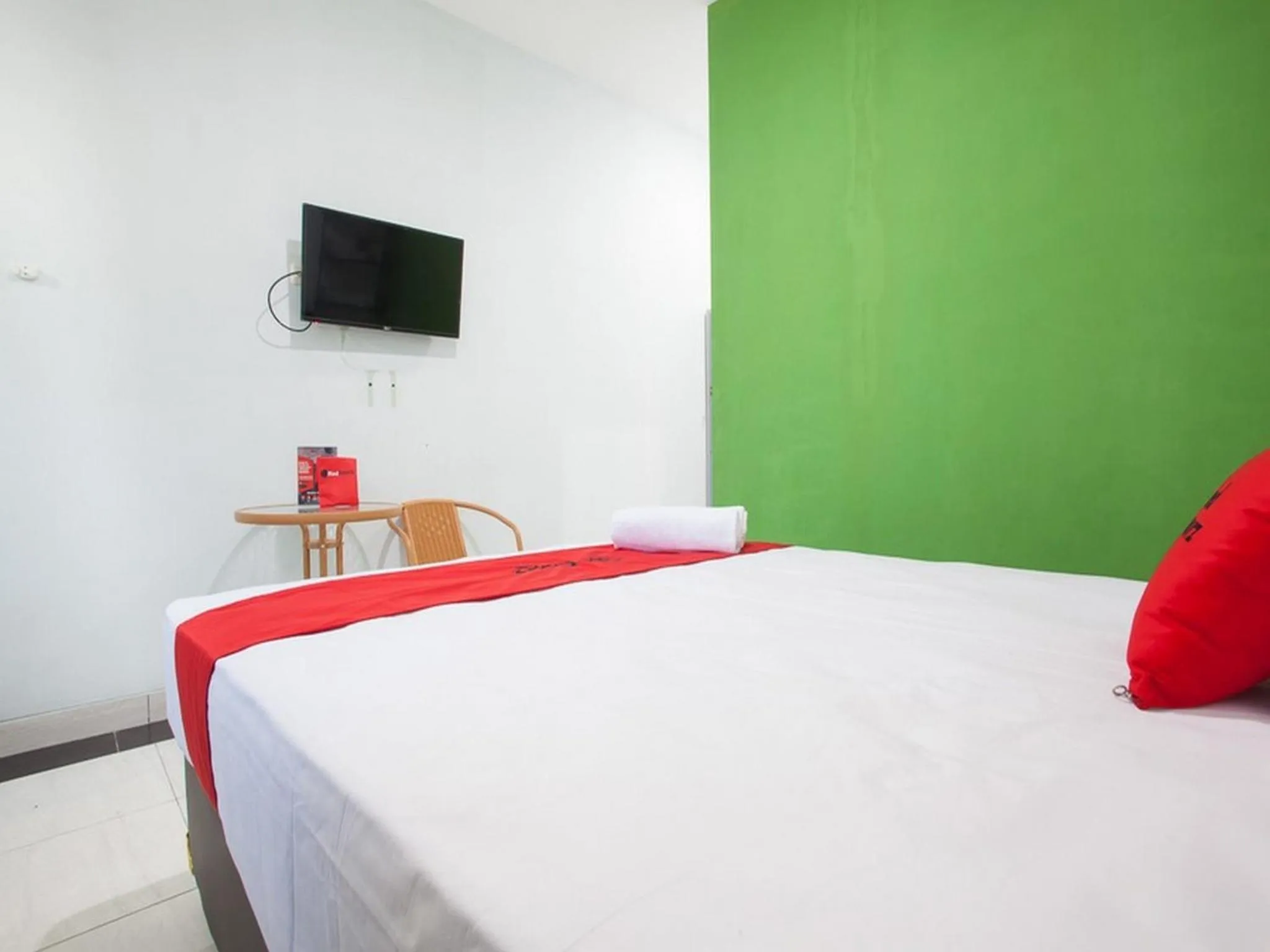 Bedroom, Bed in RedDoorz Syariah near DBL Arena 2