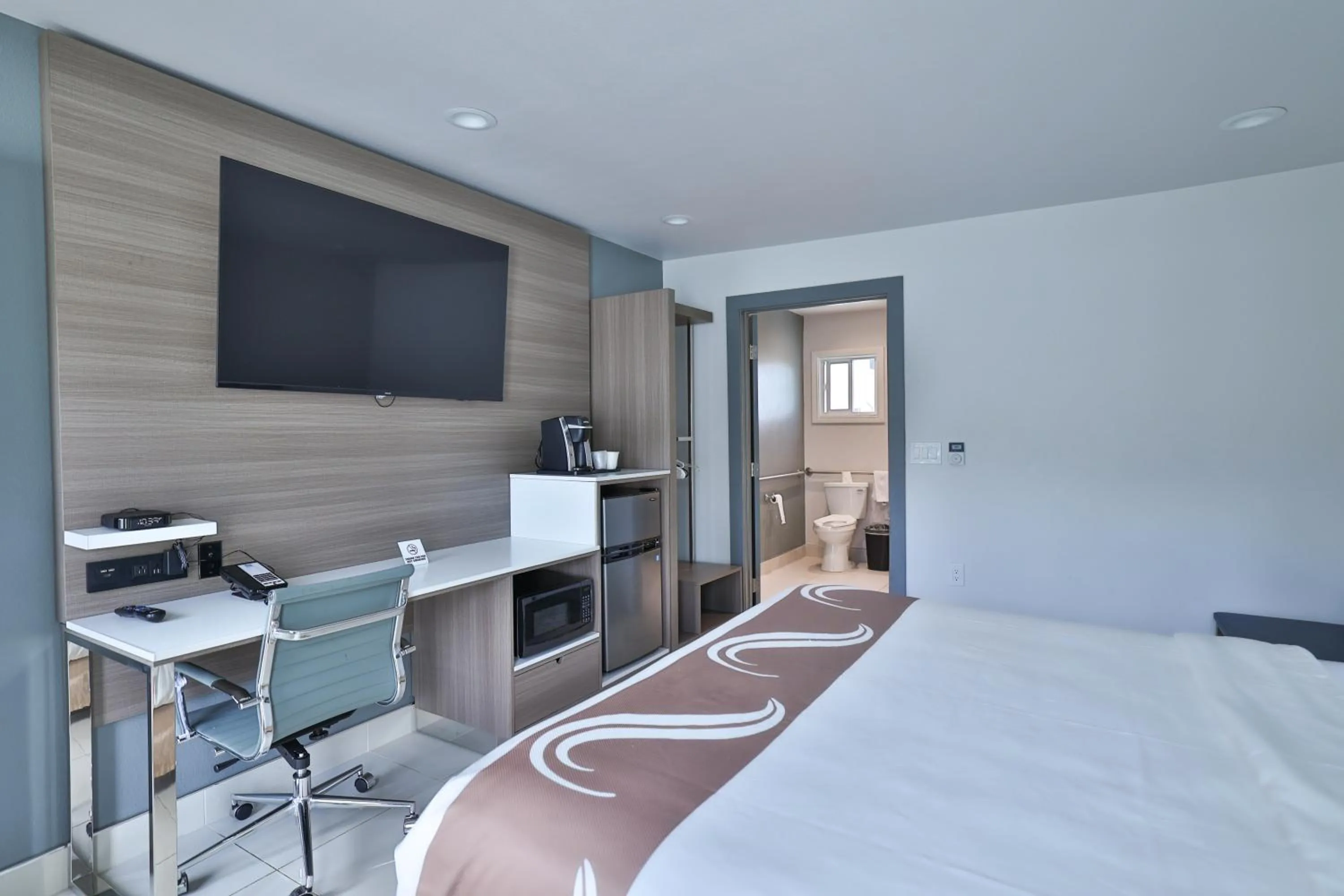 TV and multimedia, Bed in Rodeway Inn San Clemente