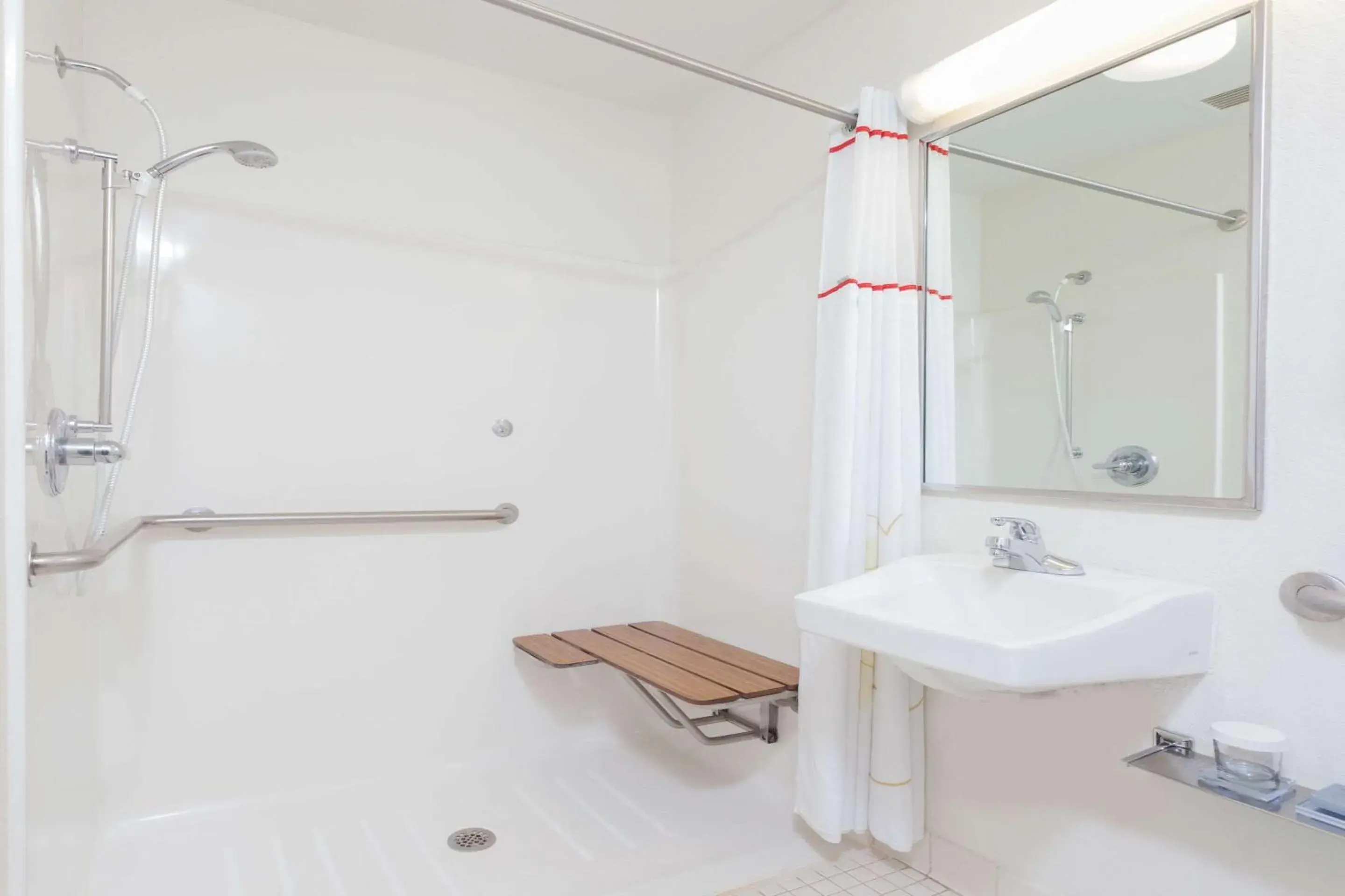 Queen Suite with Roll-In Shower and Sofabed - Accessible/Non Smoking in MainStay Suites Charlotte - Executive Park Queen Suite with Roll-In Shower and Sofabed - Accessible/Non Smoking in MainStay Suites Charlotte - Executive Park