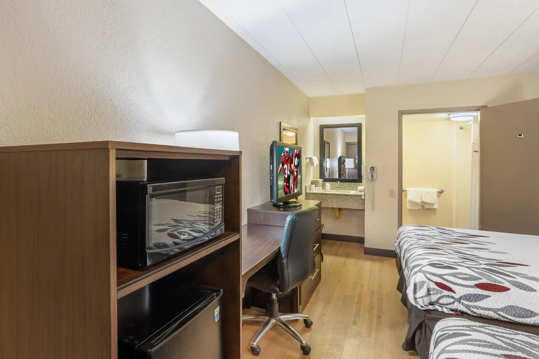 Property building, Bed in Red Roof Inn Danville, PA