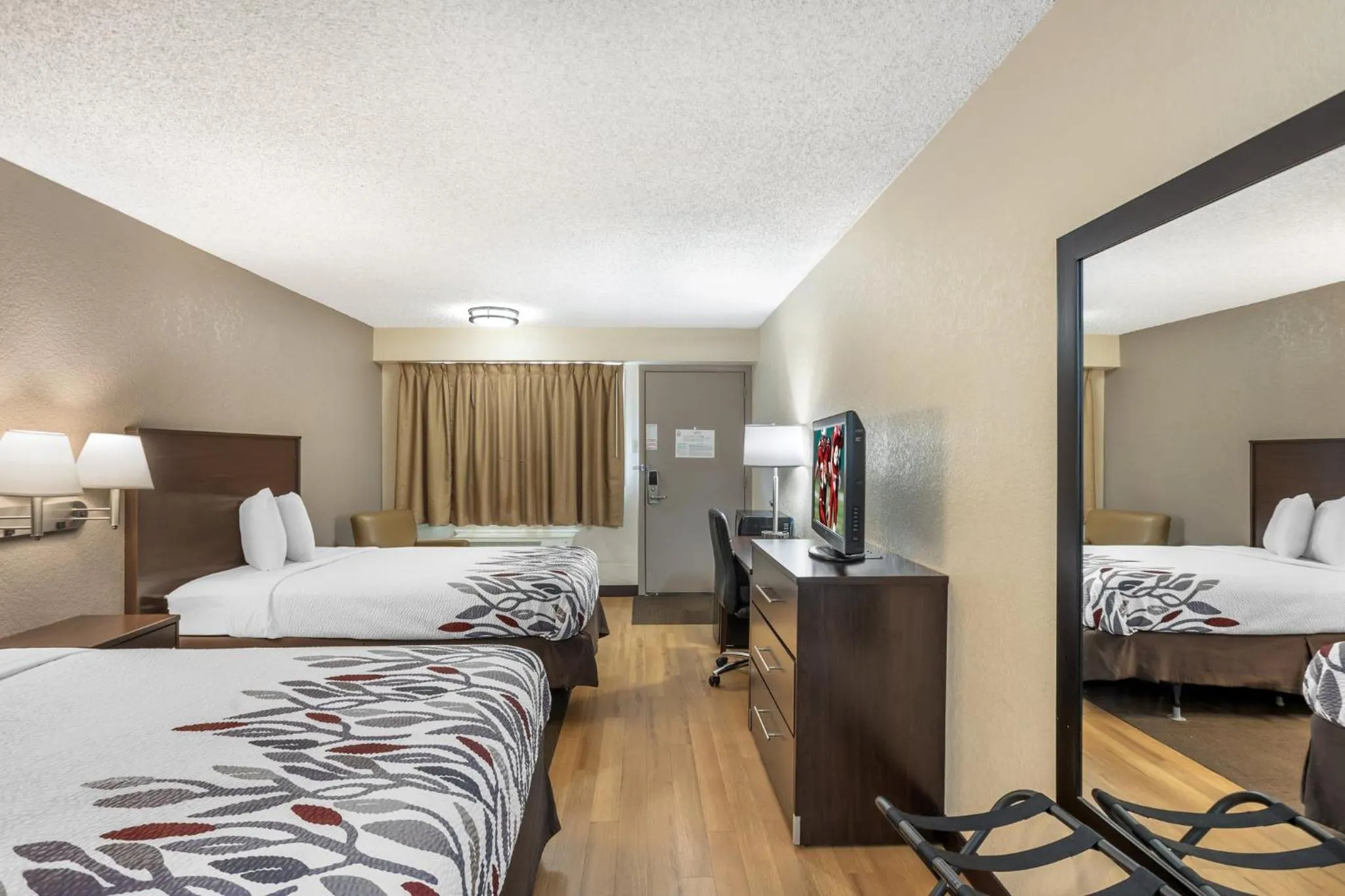 Photo of the whole room, Bed in Red Roof Inn Danville, PA