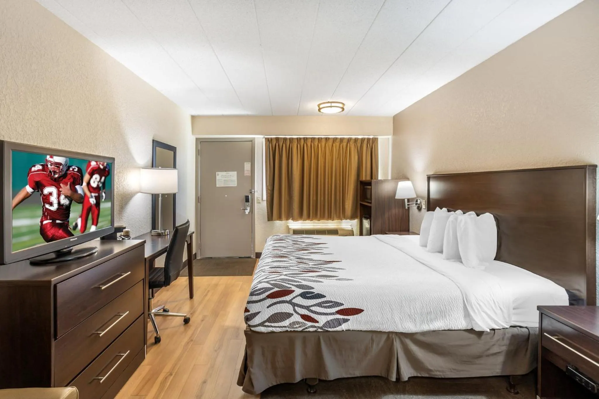 Photo of the whole room, Bed in Red Roof Inn Danville, PA