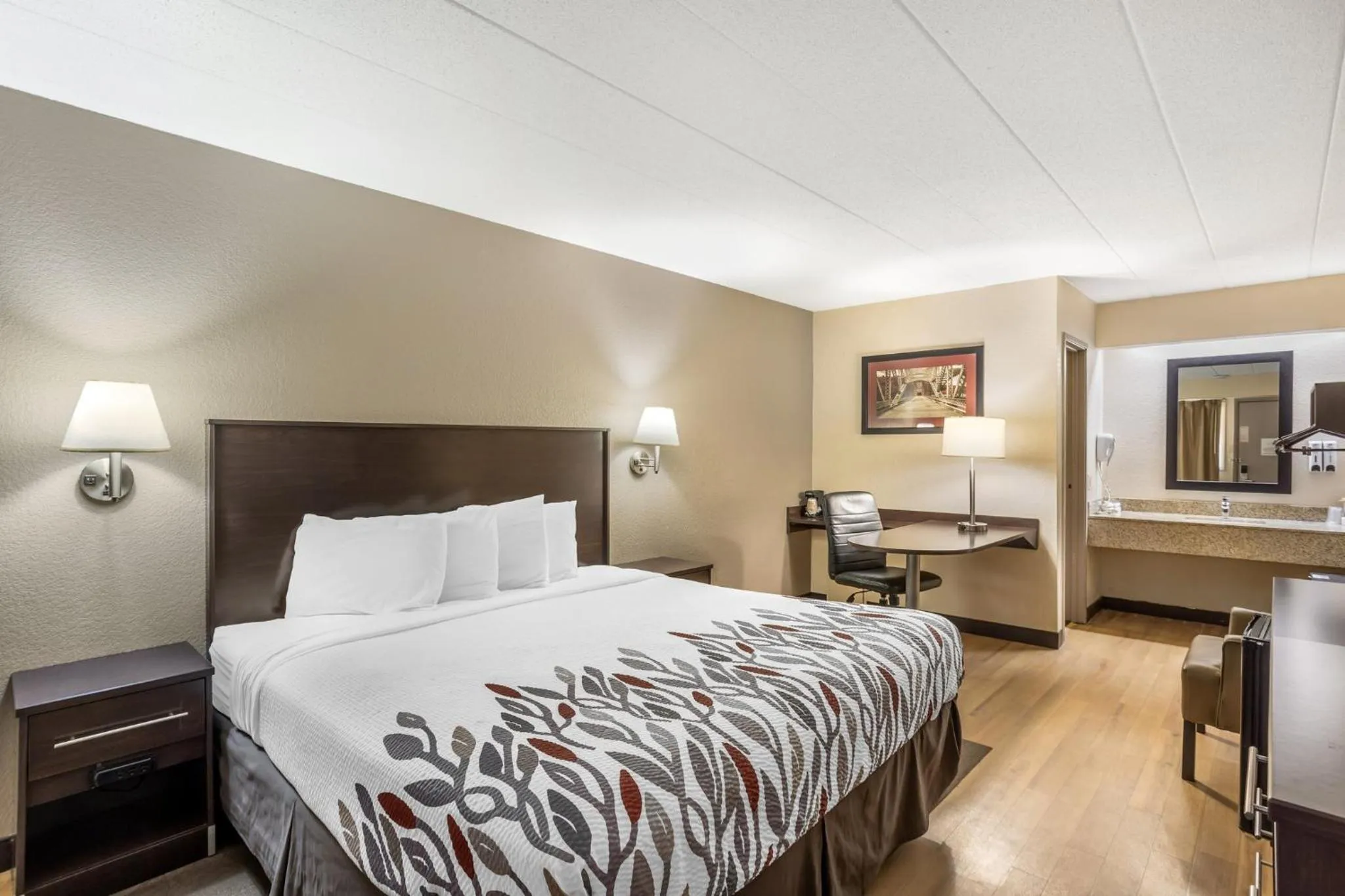 Bedroom, Bed in Red Roof Inn Danville, PA