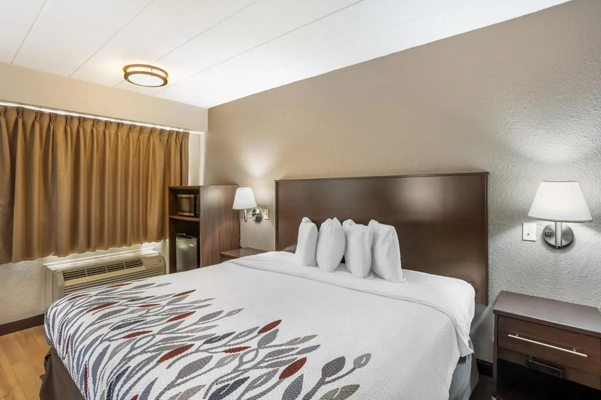 Business King Room Disability Access Smoke Free in Red Roof Inn Danville, PA Business King Room Disability Access Smoke Free in Red Roof Inn Danville, PA