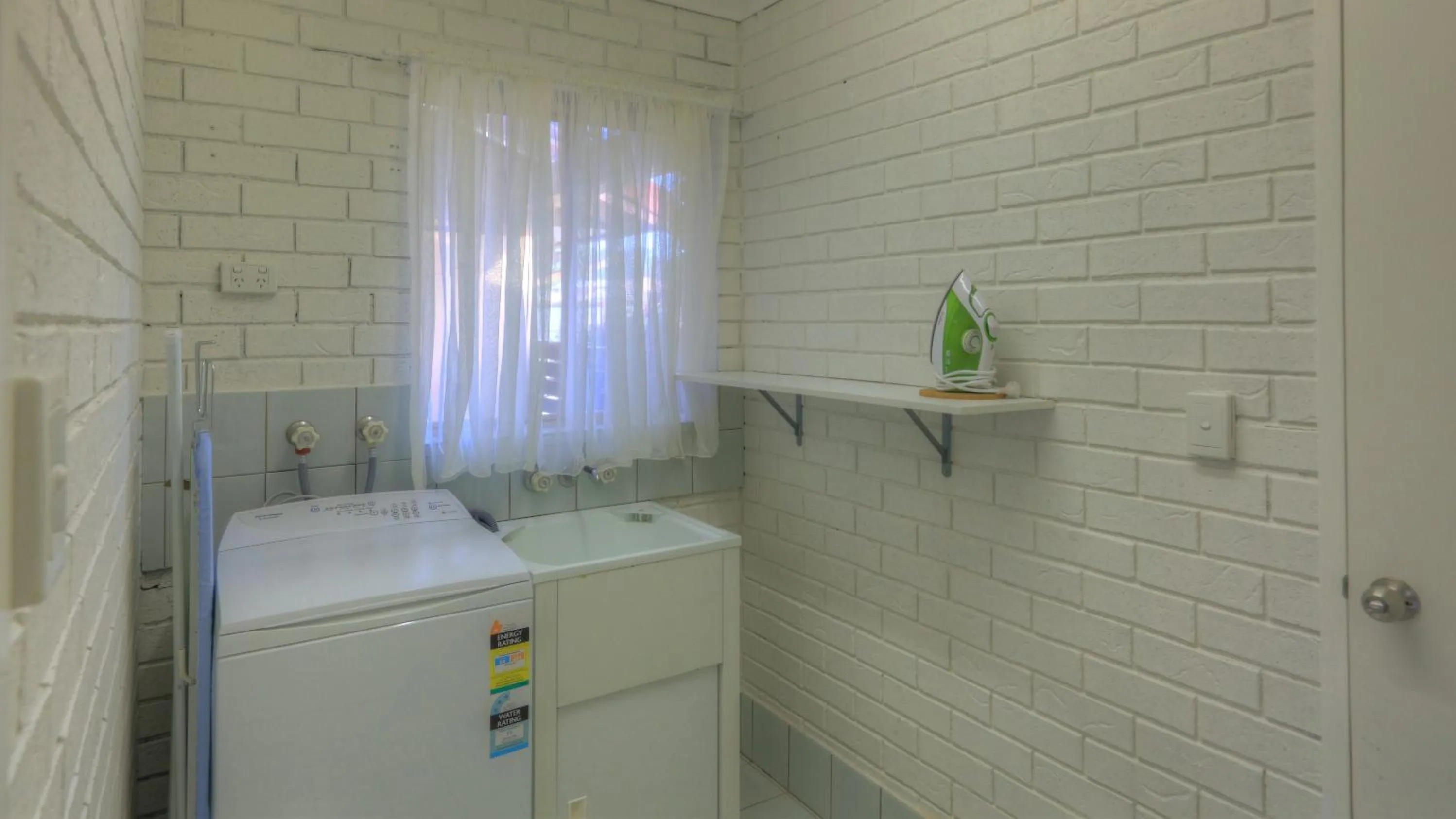 Kitchen or kitchenette in Yamba Motor Inn
