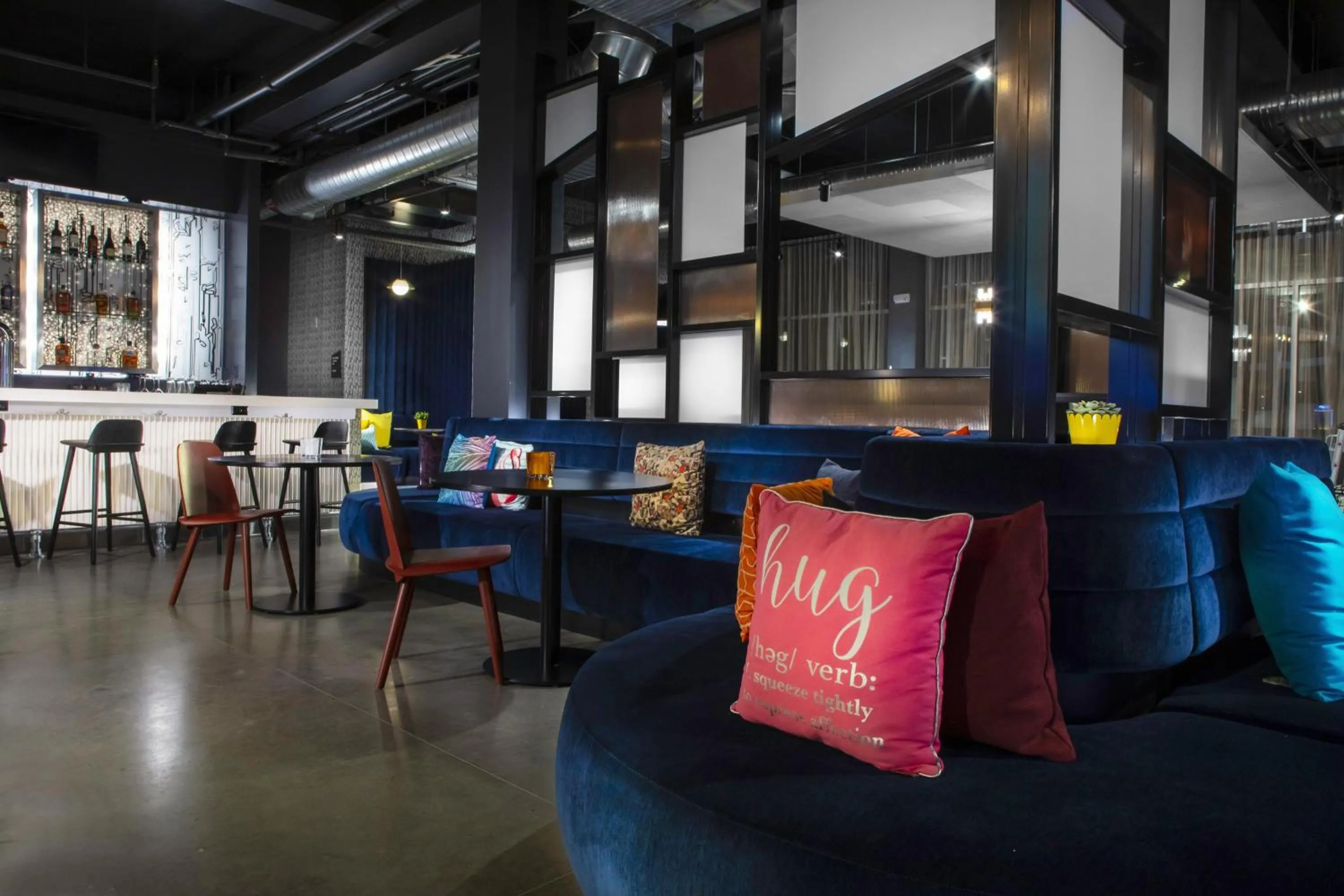 Lounge or bar in Aloft Glendale at Westgate