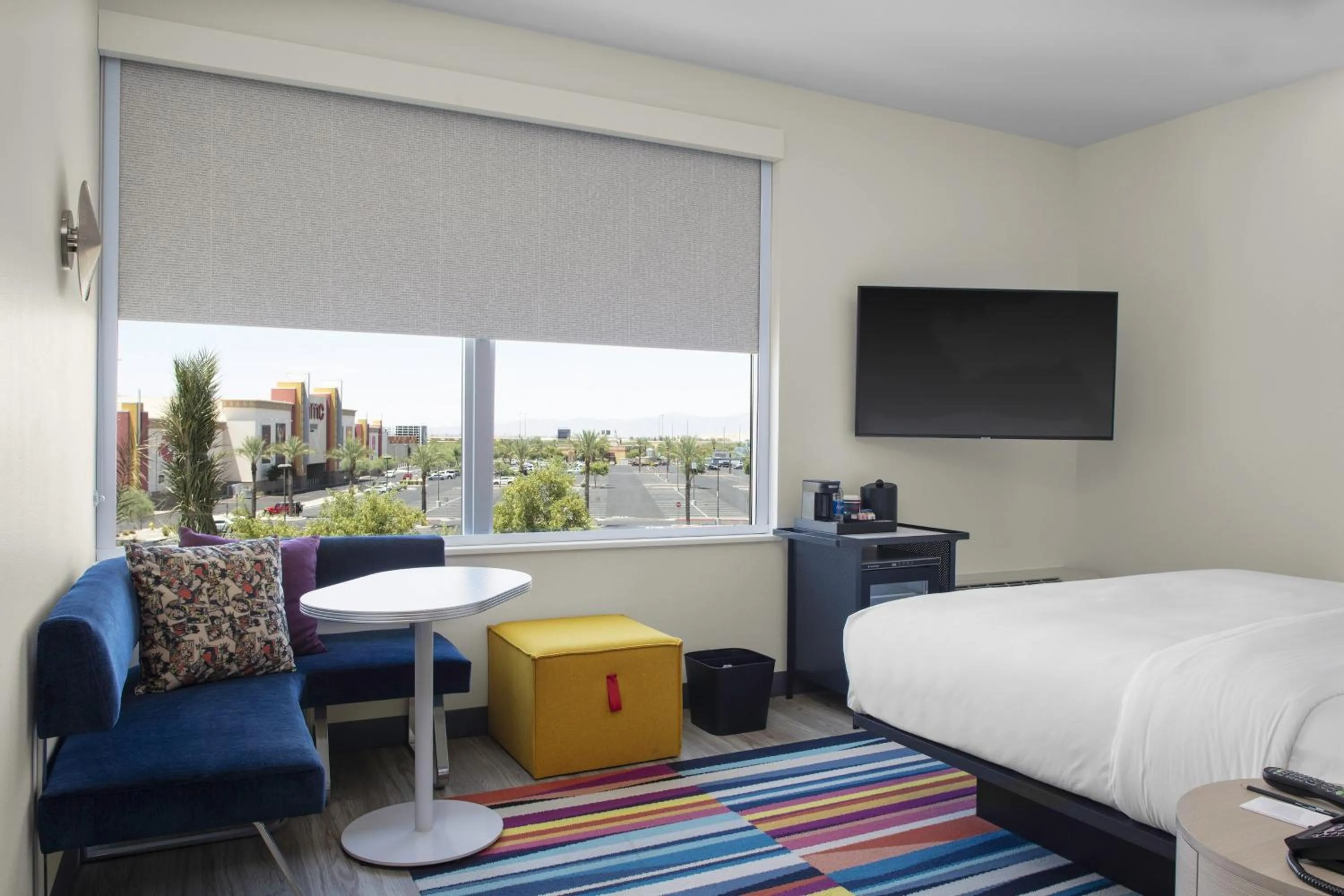 Photo of the whole room, Bed in Aloft Glendale at Westgate
