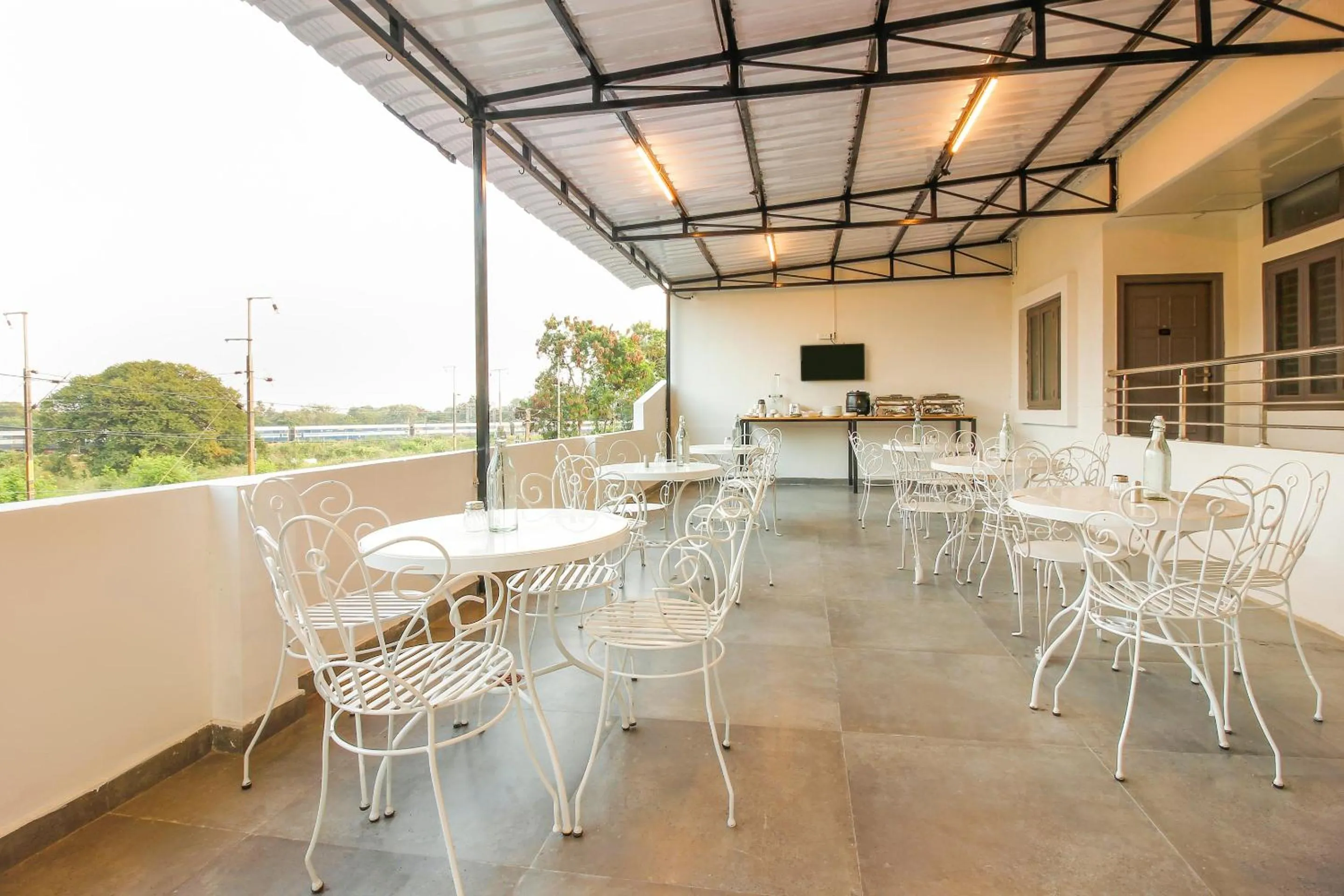 Restaurant/places to eat in Super Townhouse RCC Sunrise