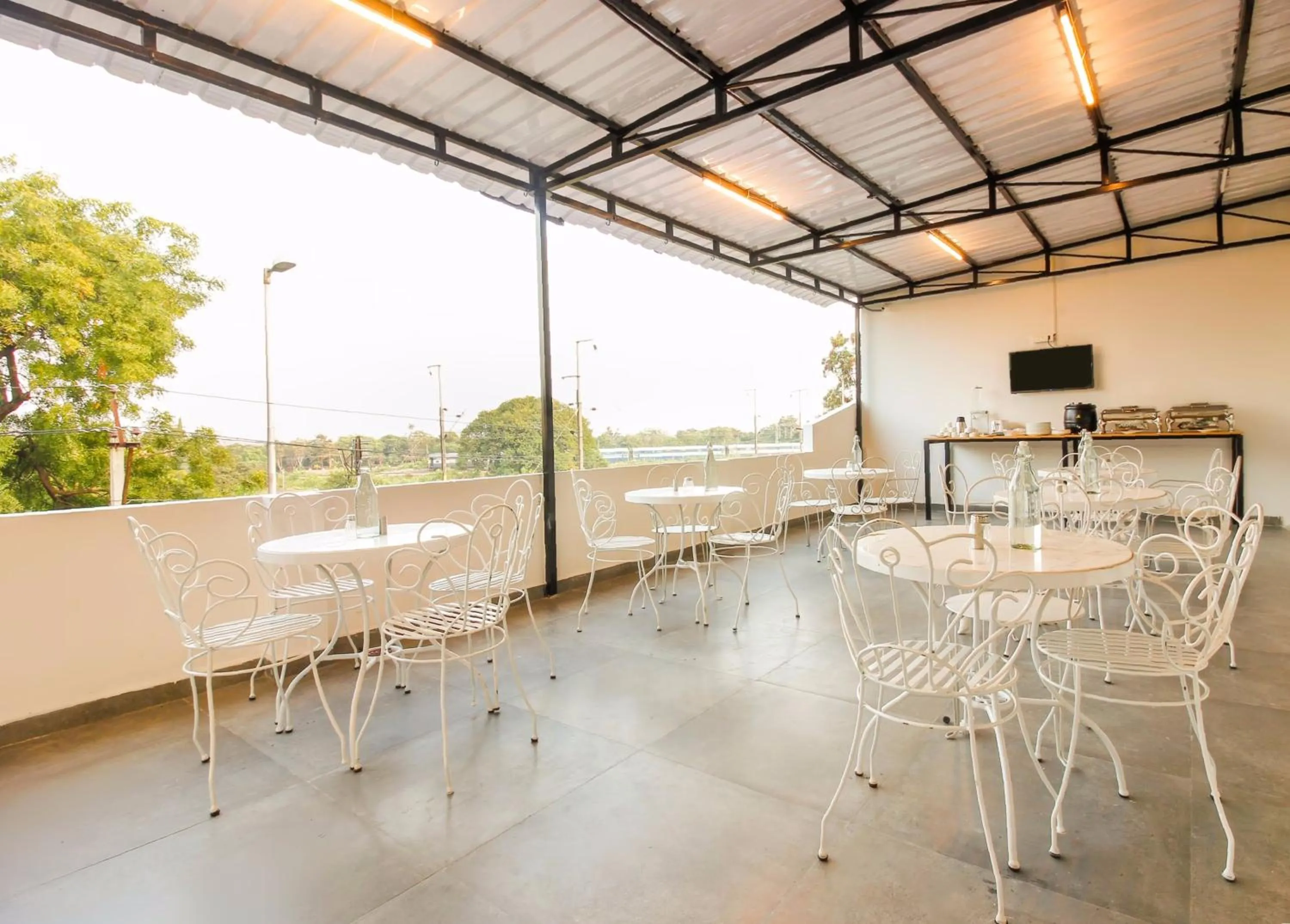 Restaurant/places to eat in Super Townhouse RCC Sunrise