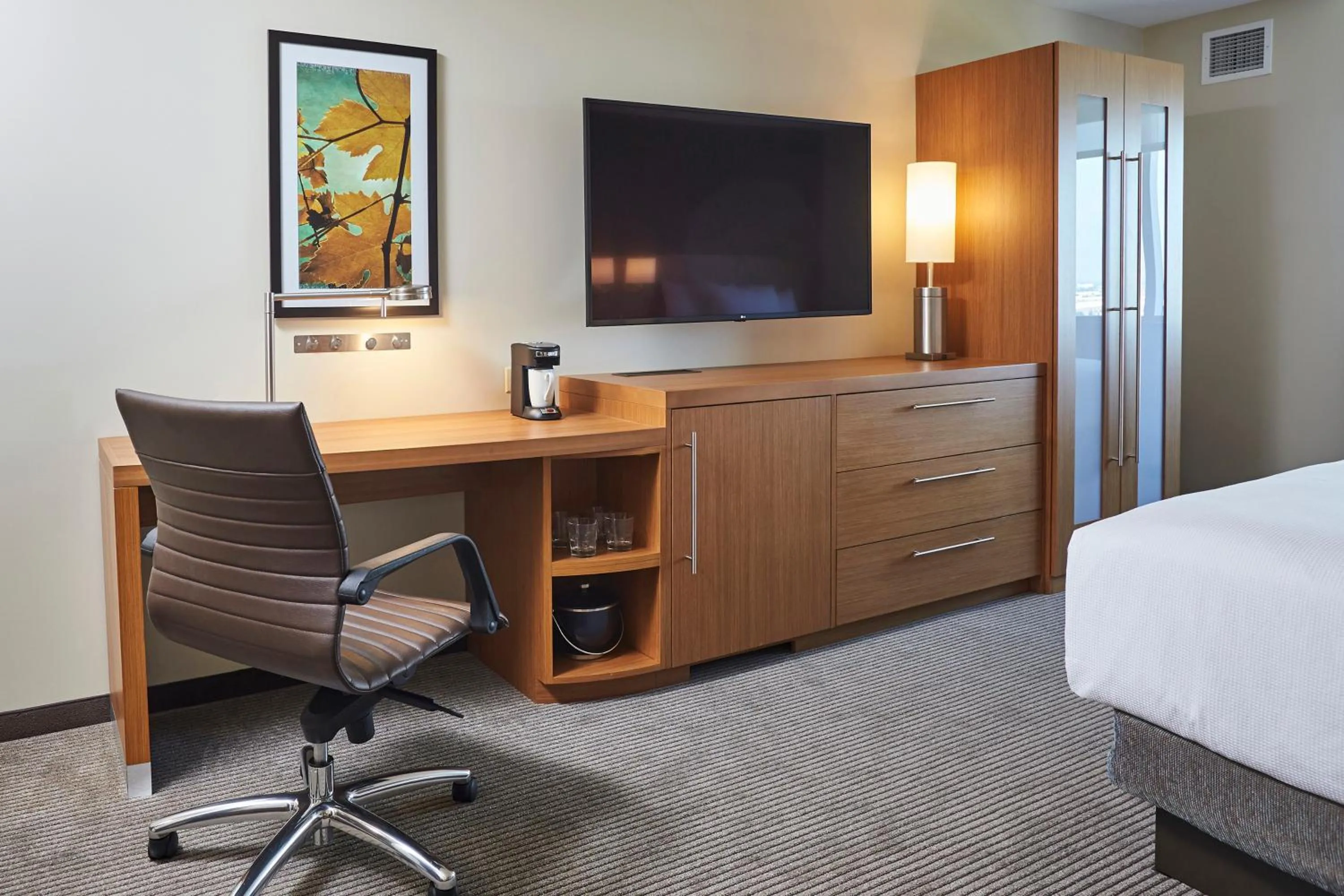 Bed in Hyatt Place Toronto Mississauga and Luxe Convention Centre