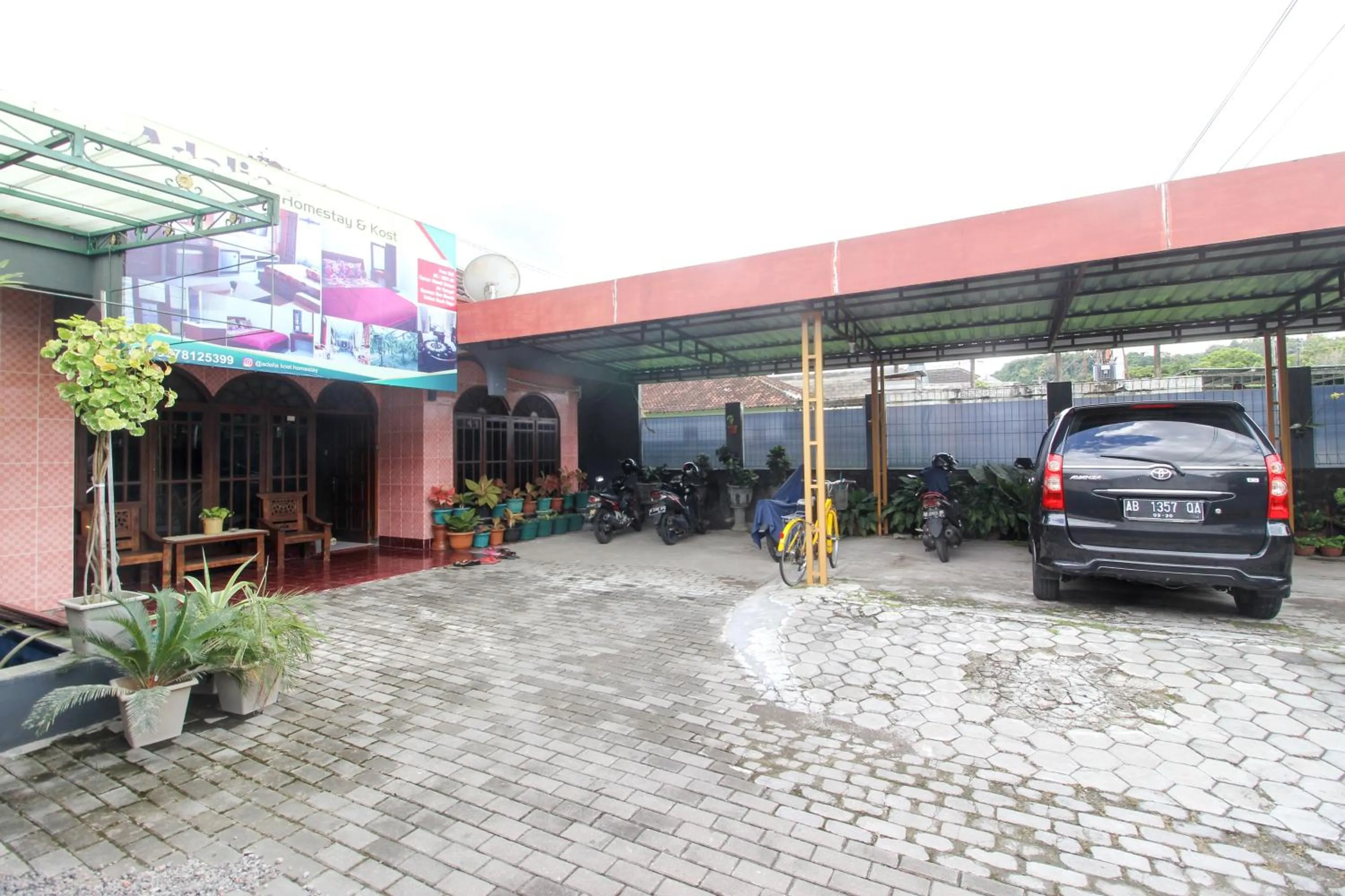 Facade/entrance in RedDoorz near Candi Ratu Boko