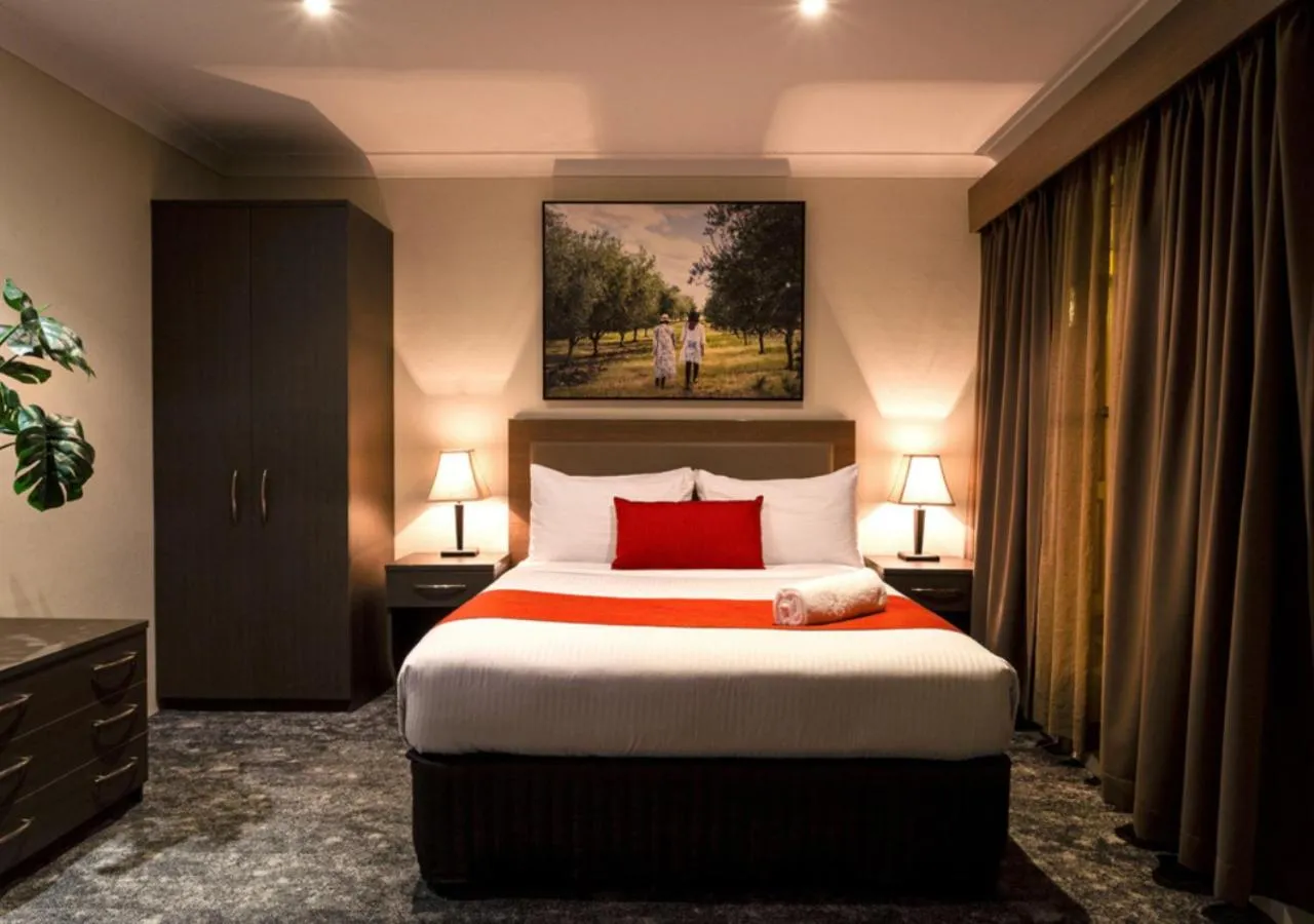 Bedroom, Bed in Parkes International