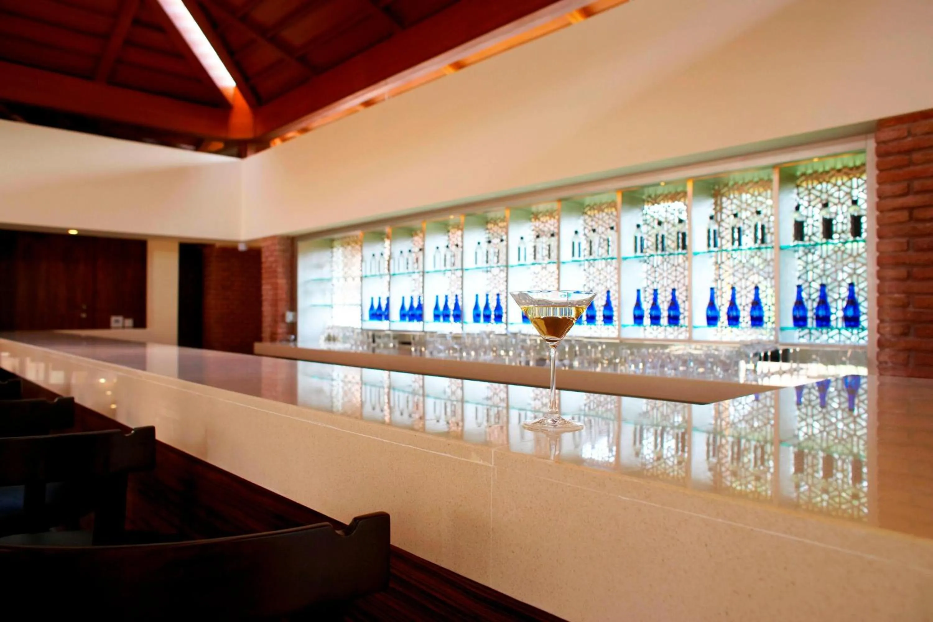 Lounge or bar in The Westin Sohna Resort & Spa