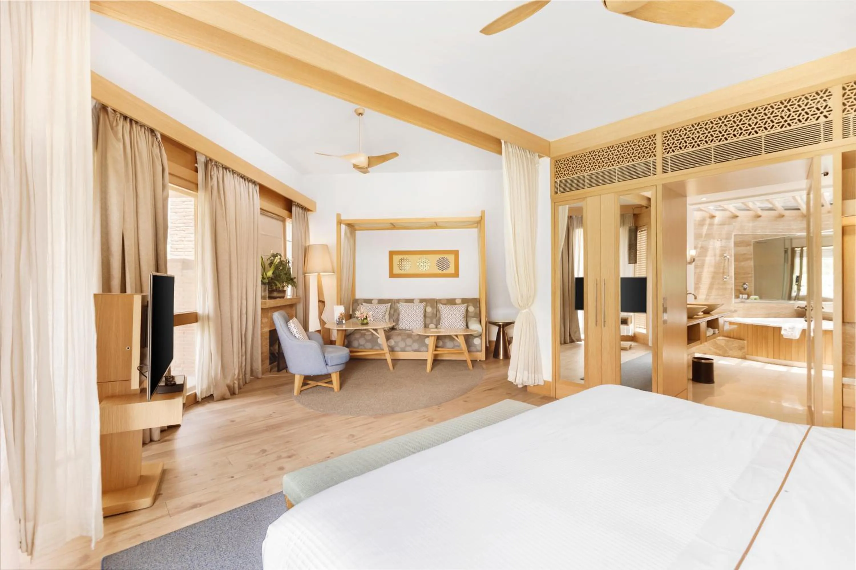 Living room, Bed in The Westin Sohna Resort & Spa