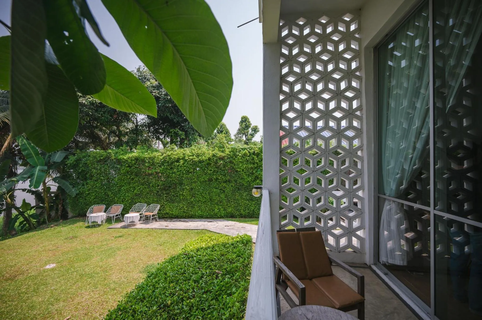 White Wall Riverfront Hotel