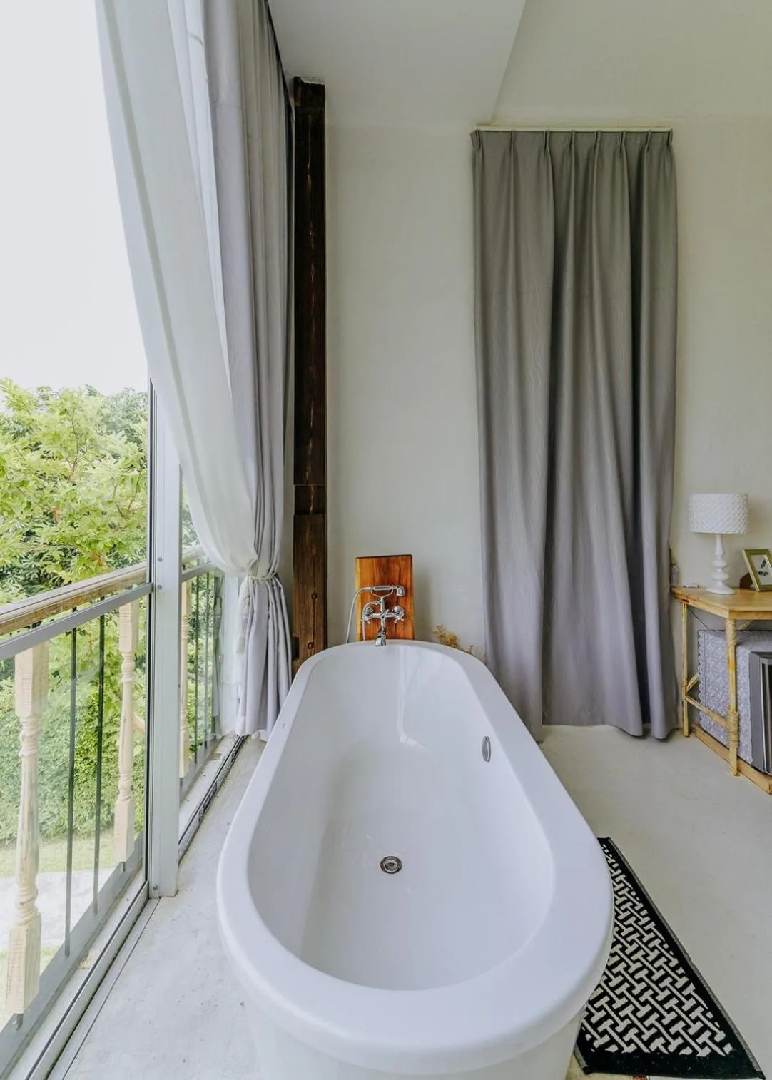 Bath, Bed in White Wall Riverfront Hotel