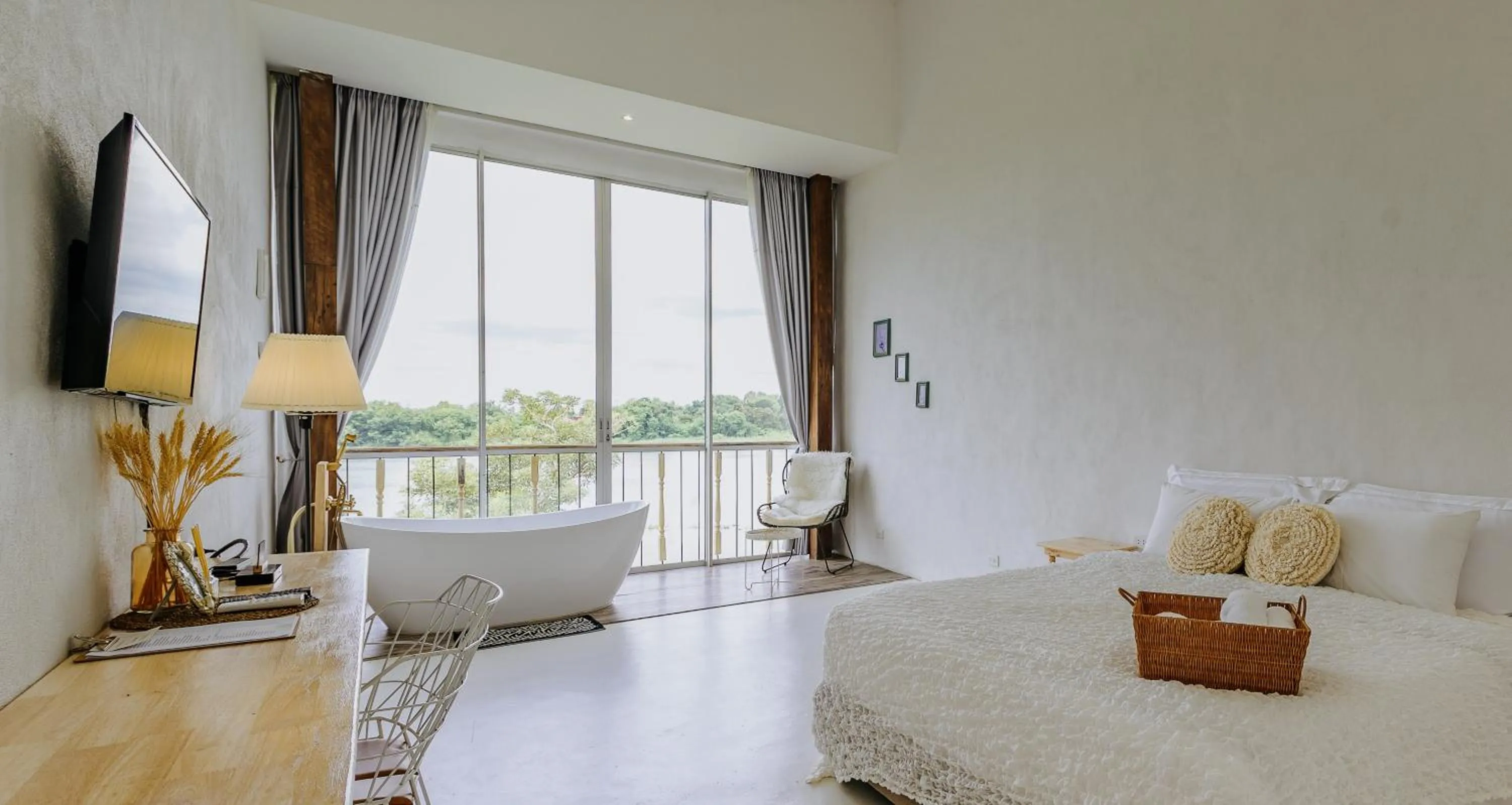 Bath, Bed in White Wall Riverfront Hotel