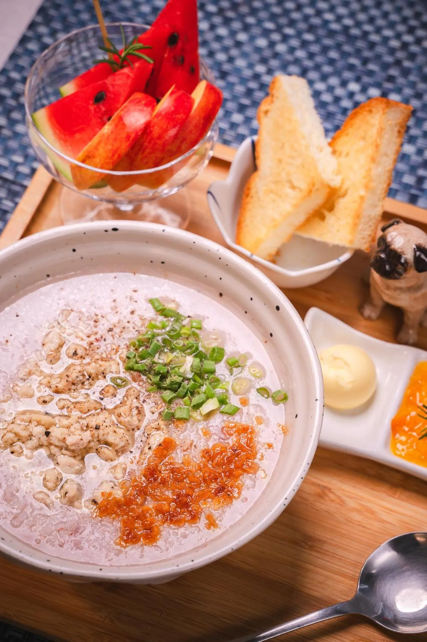 White Wall Riverfront Hotel