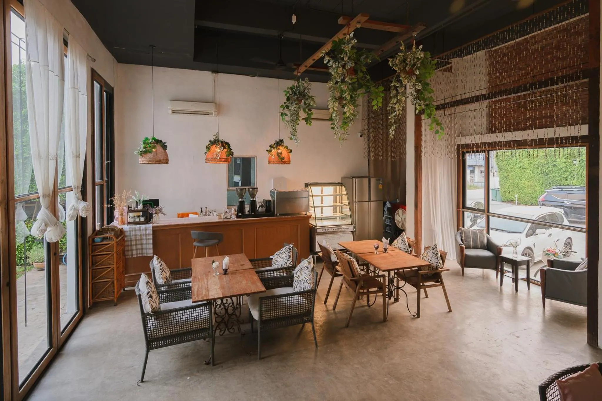 White Wall Riverfront Hotel