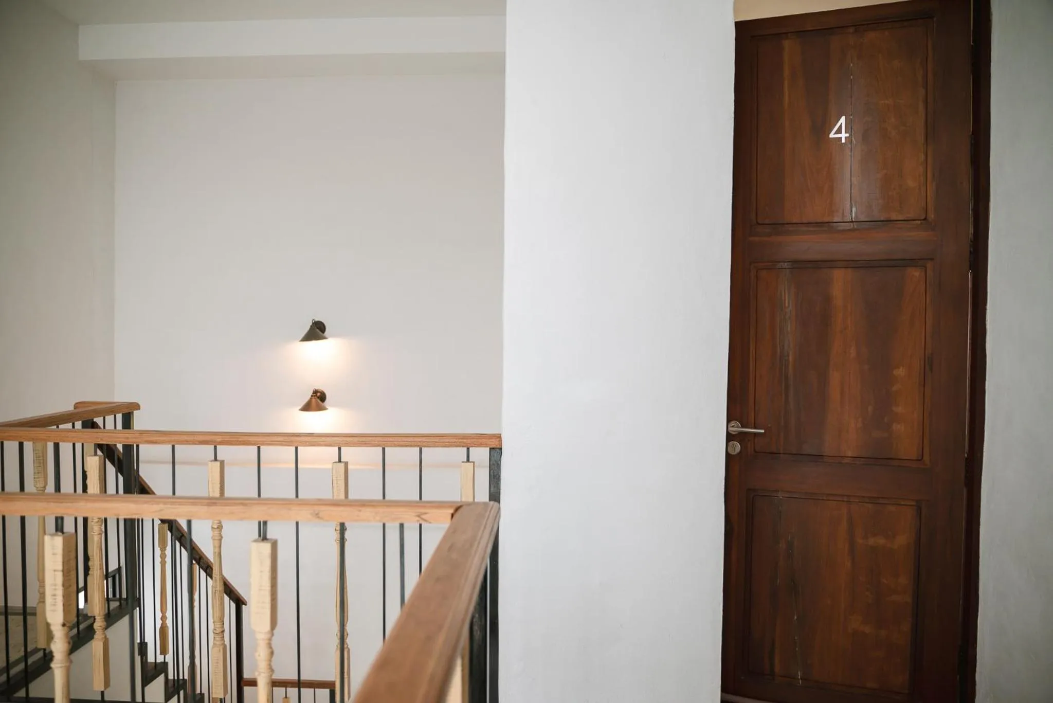 White Wall Riverfront Hotel