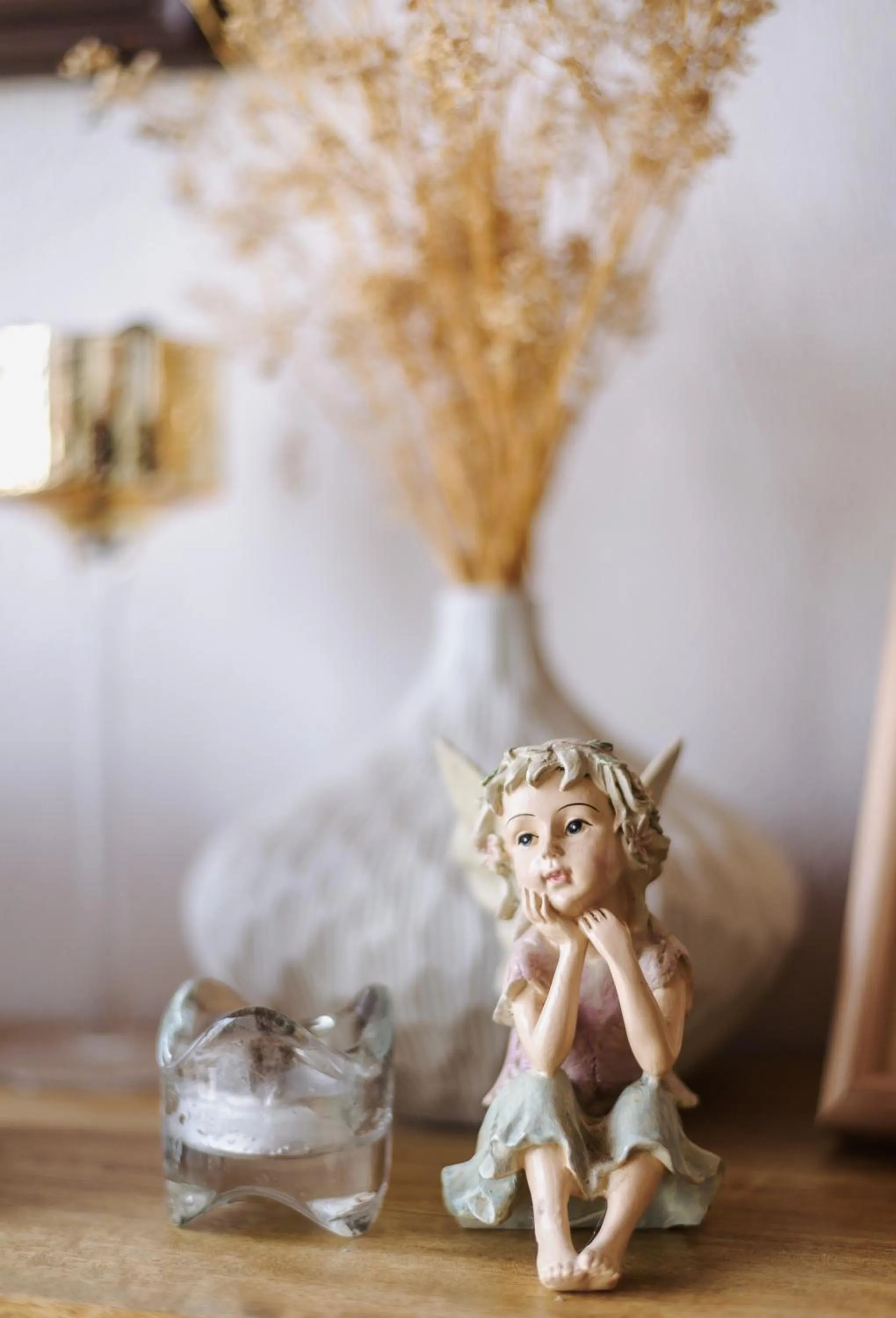 Decorative detail in White Wall Riverfront Hotel