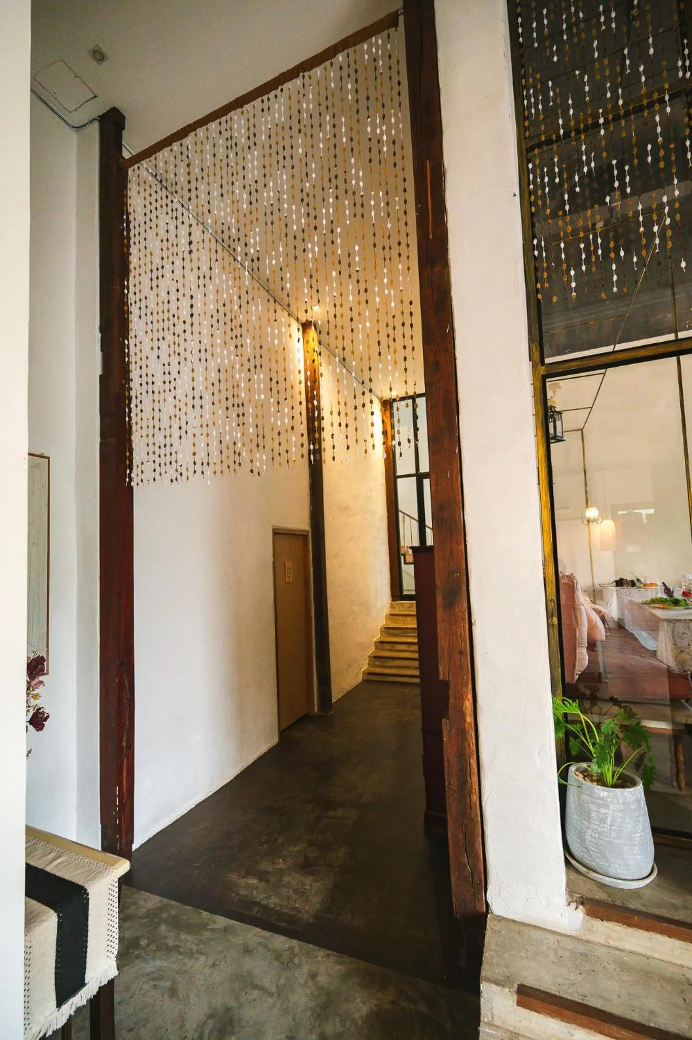 White Wall Riverfront Hotel