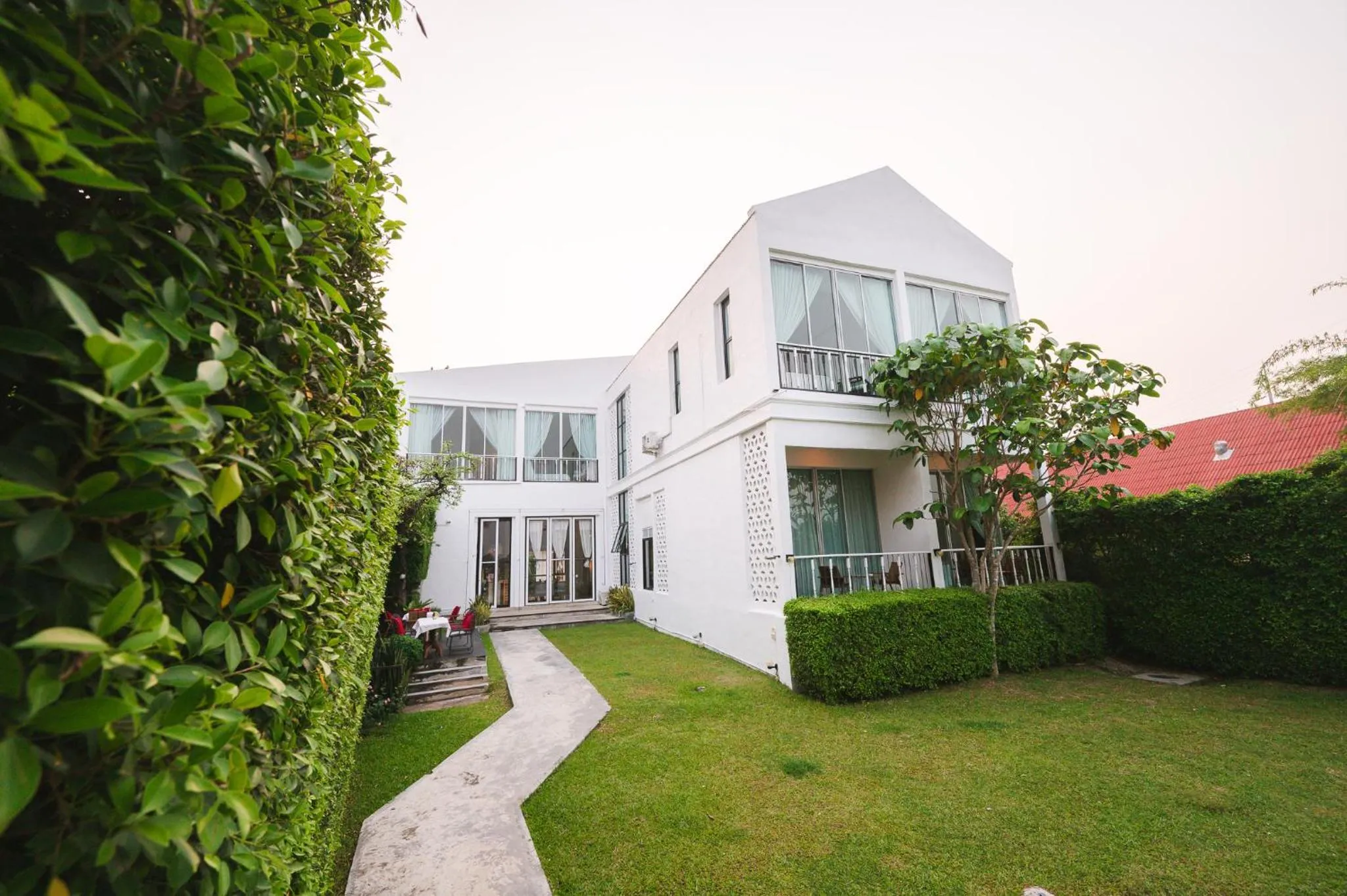 White Wall Riverfront Hotel