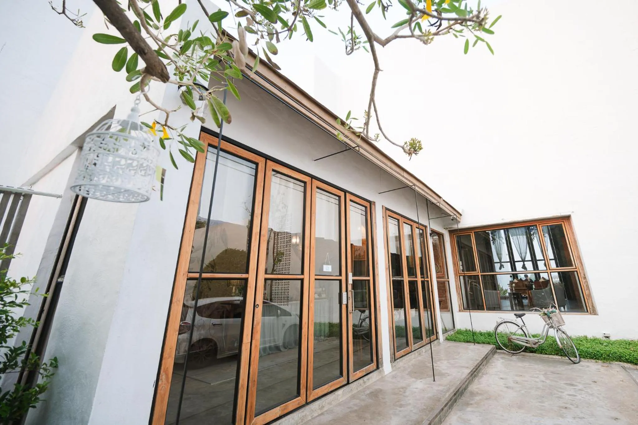 White Wall Riverfront Hotel