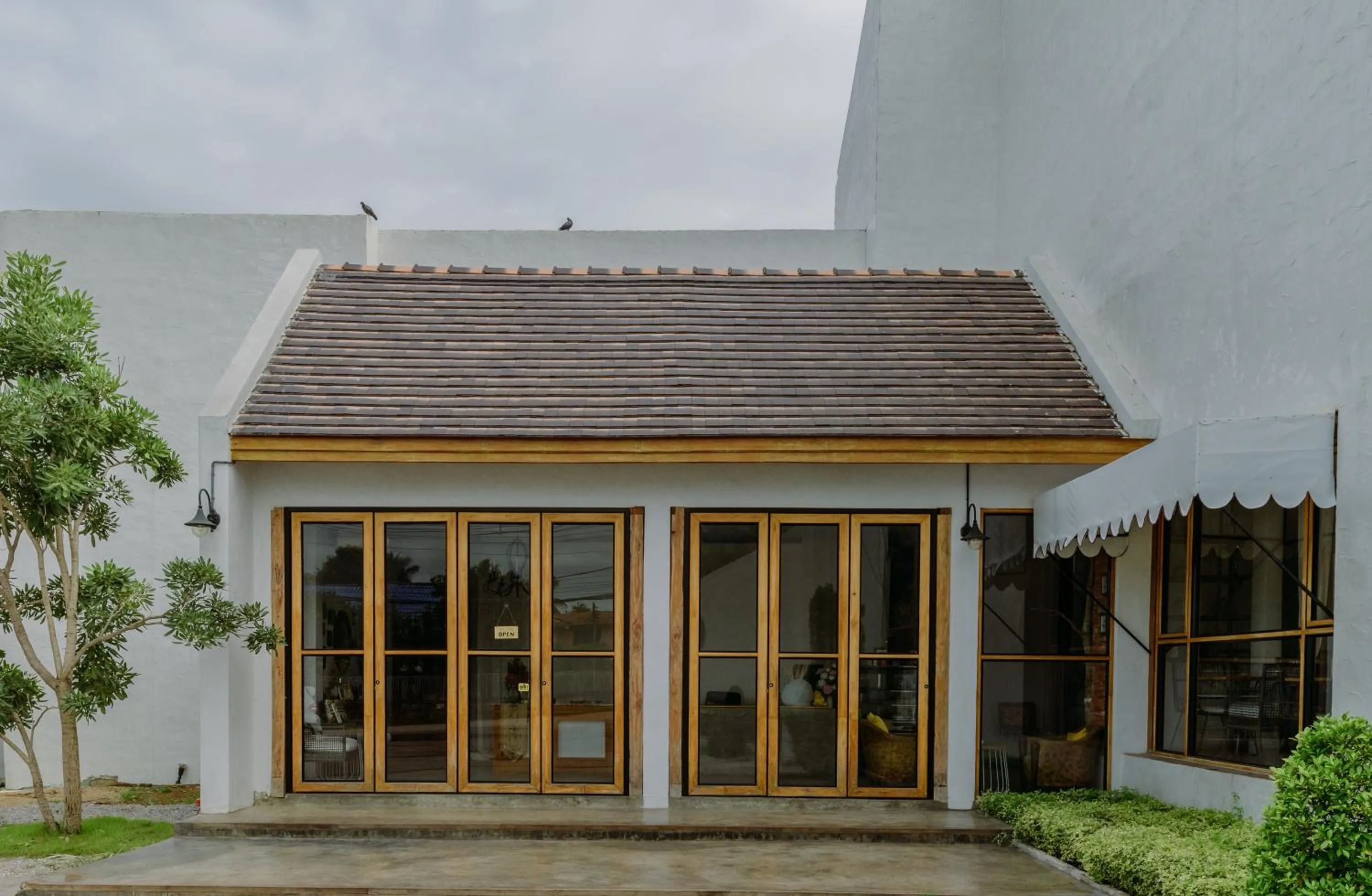 Facade/entrance in White Wall Riverfront Hotel