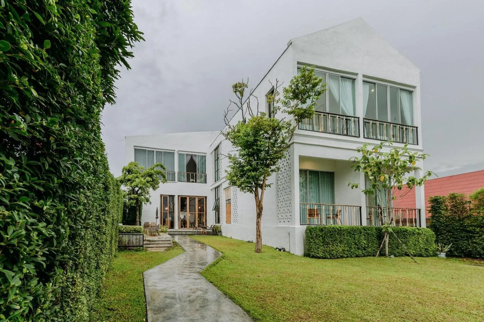 Property building in White Wall Riverfront Hotel