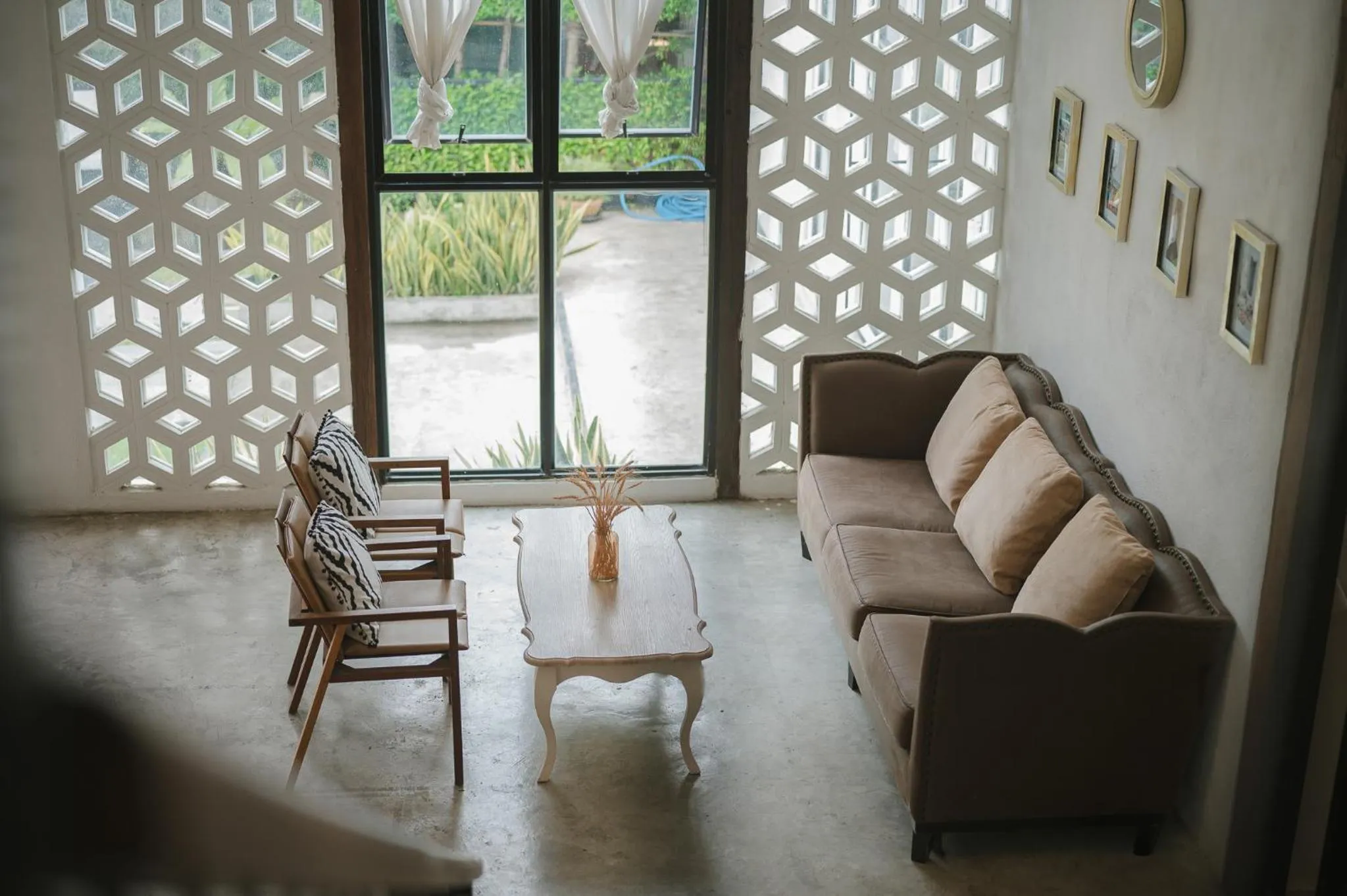 White Wall Riverfront Hotel