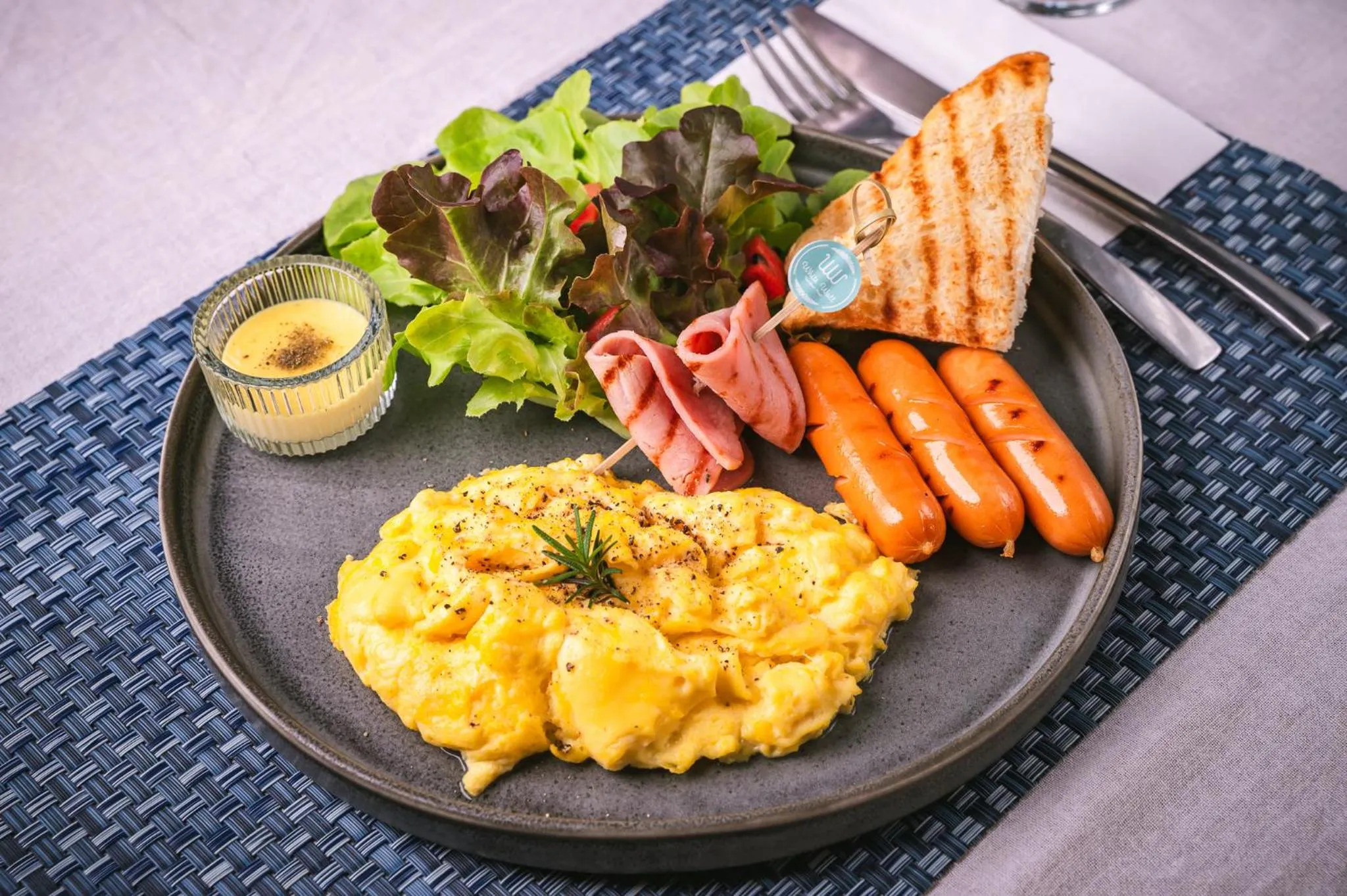 White Wall Riverfront Hotel