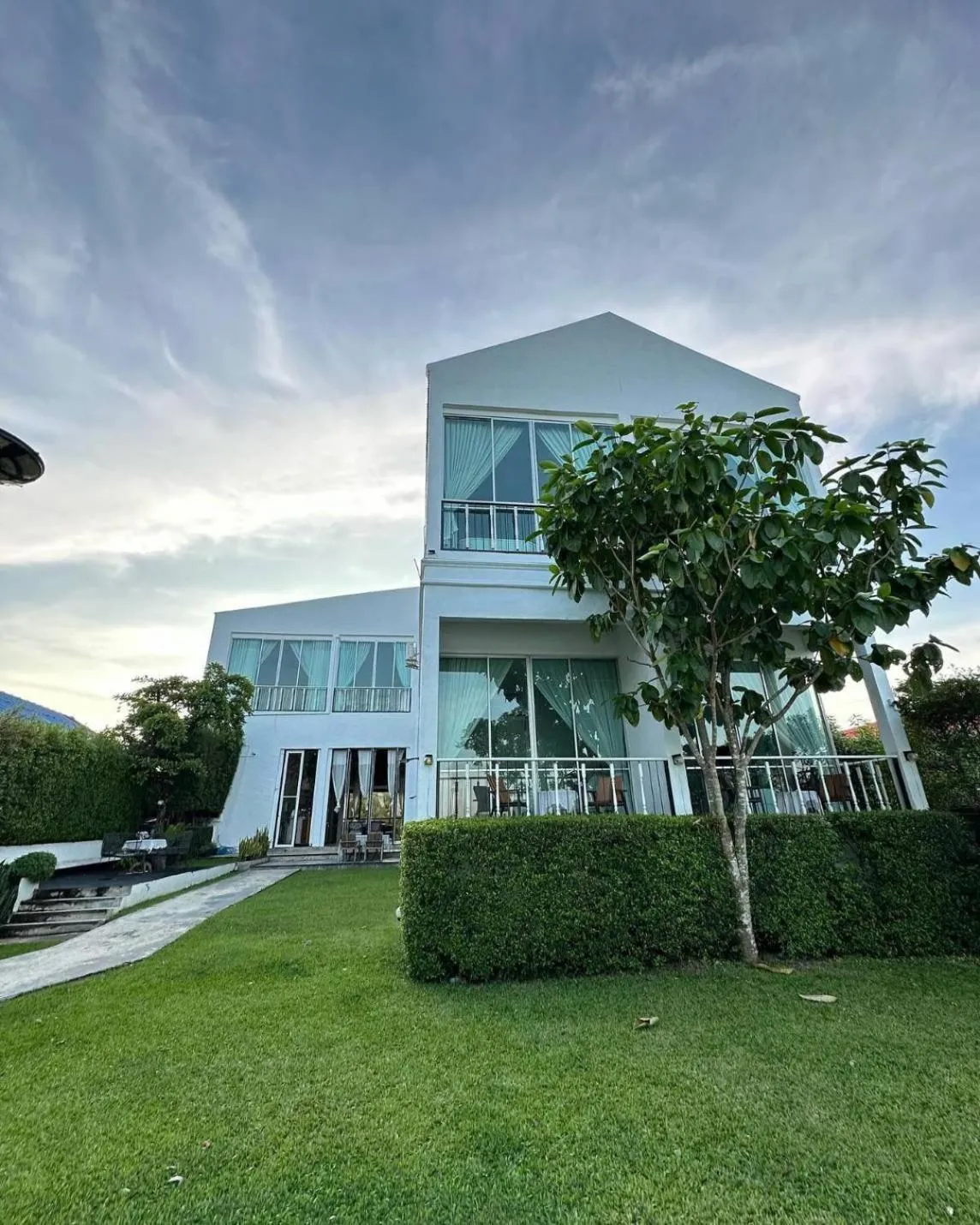 Garden in White Wall Riverfront Hotel