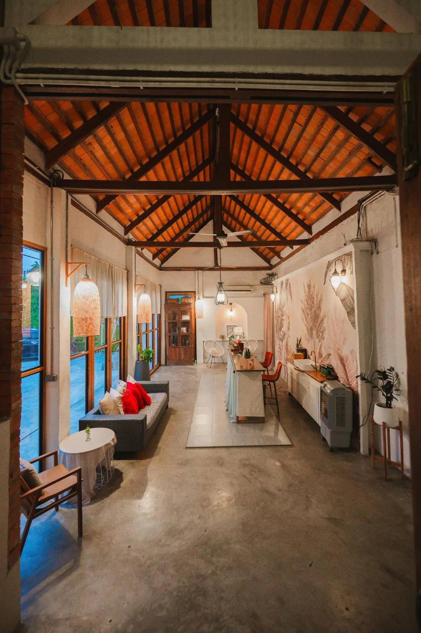 White Wall Riverfront Hotel