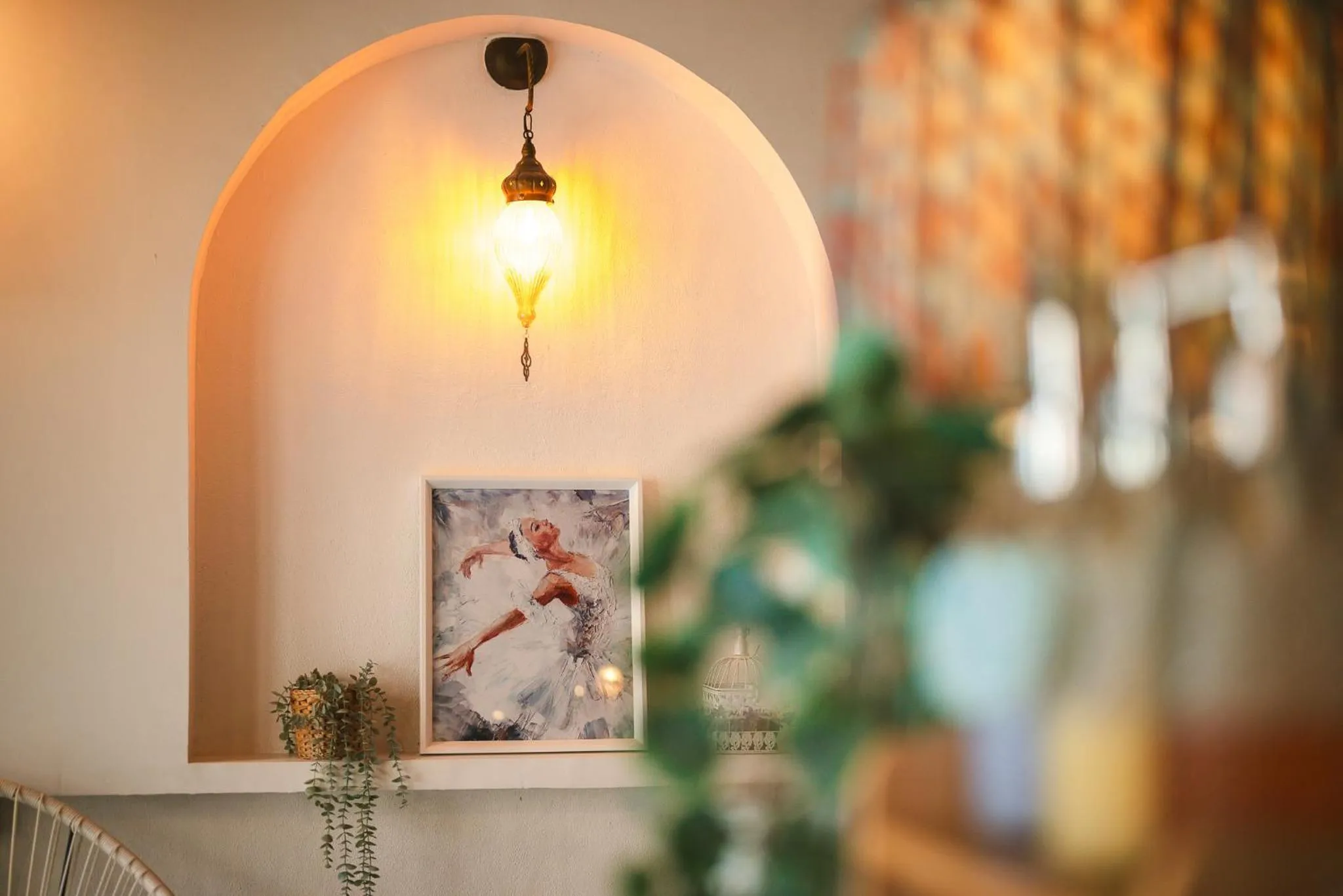 White Wall Riverfront Hotel