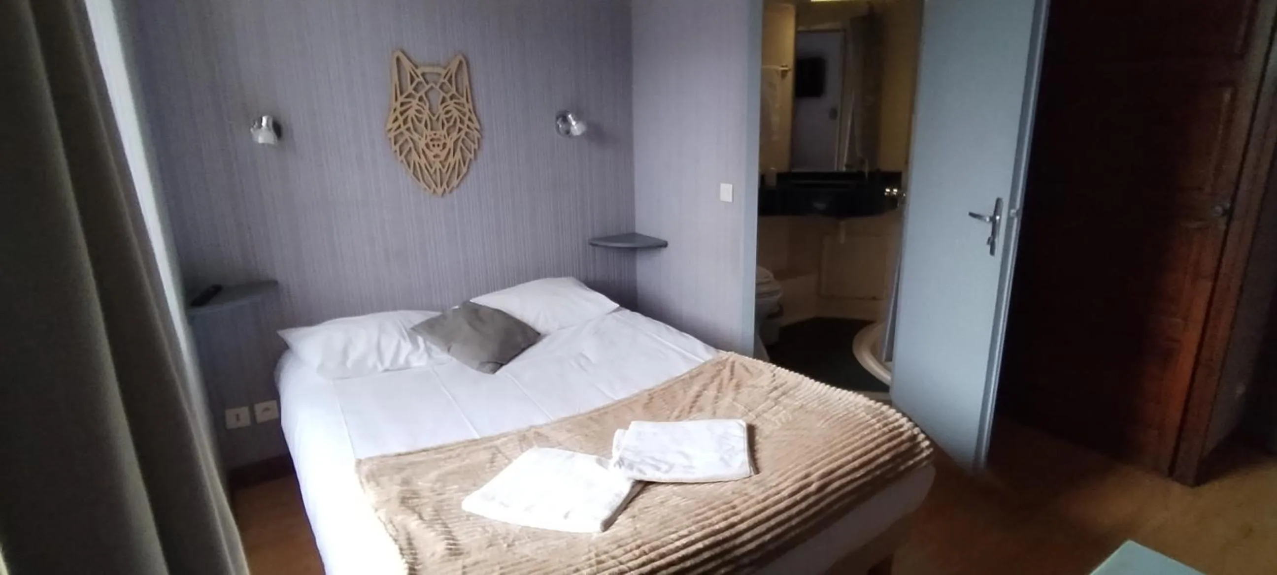 Photo of the whole room, Bed in Hôtel des Cévennes