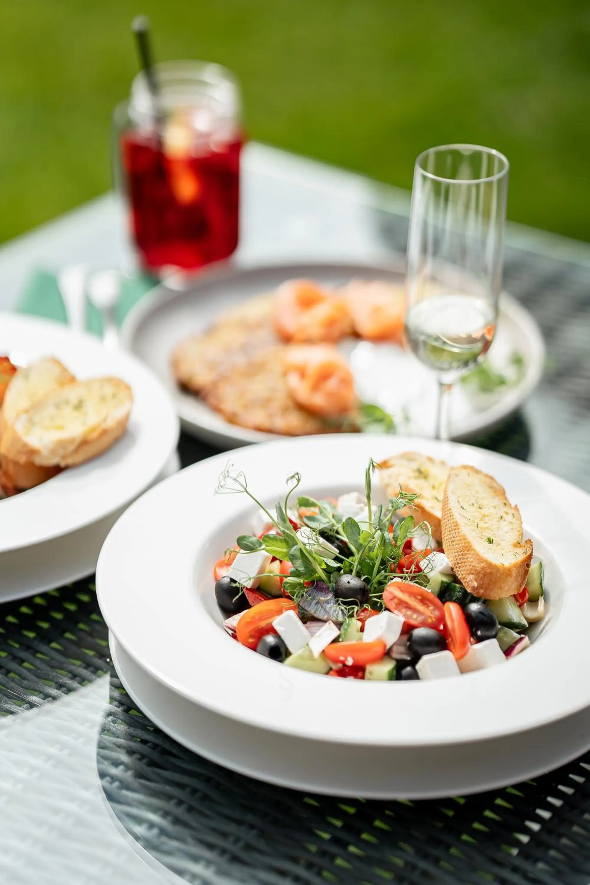 Restaurant/places to eat in Hotel Platan