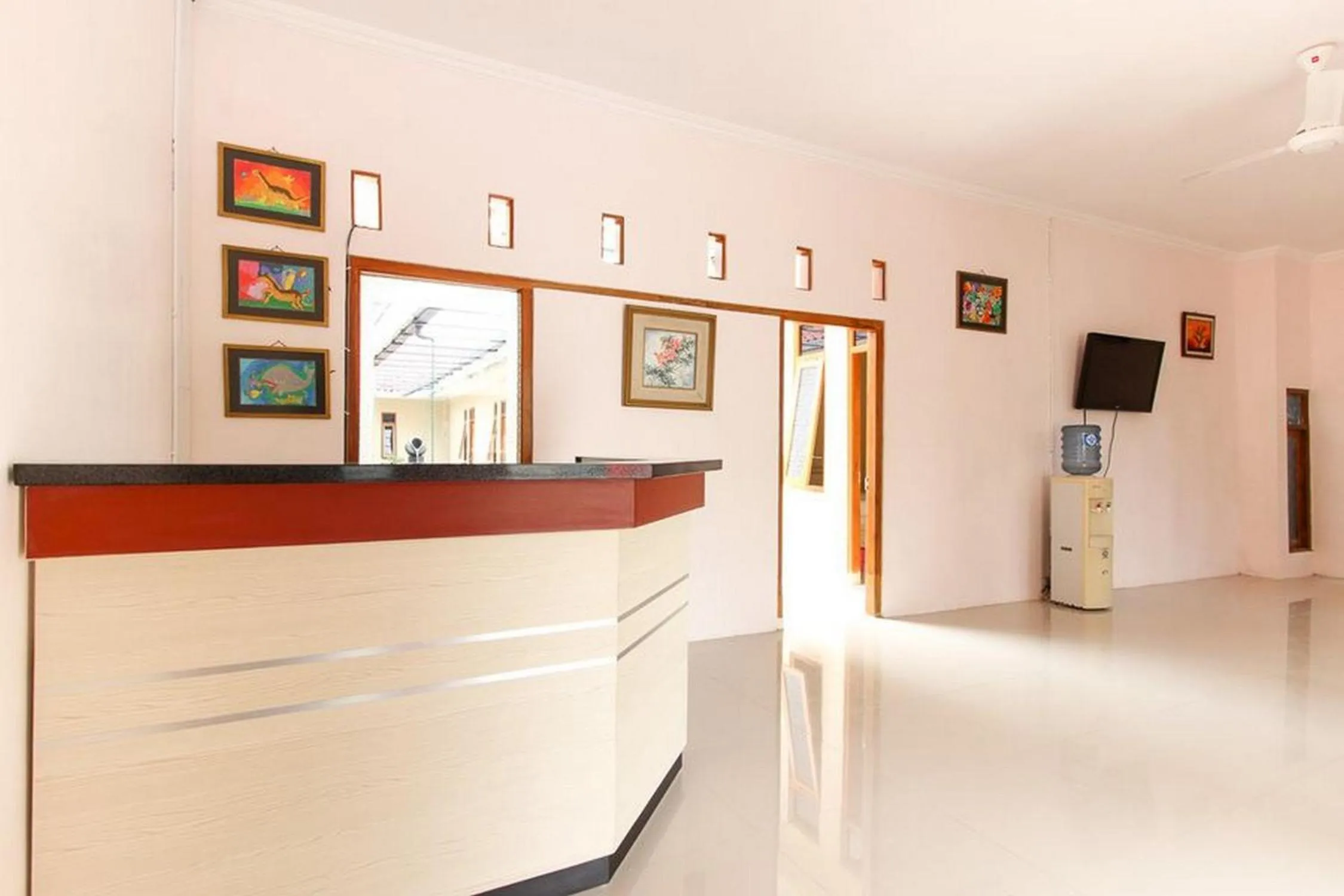 Lobby or reception in RedDoorz near Balekambang City Park
