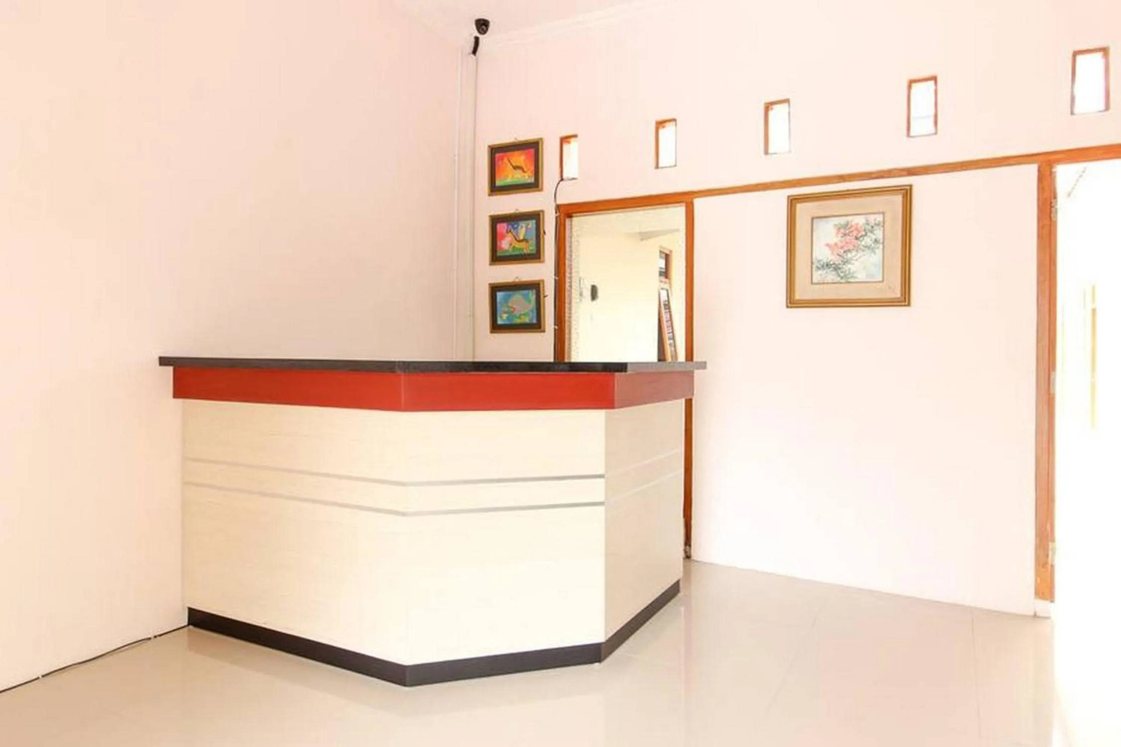 Lobby or reception in RedDoorz near Balekambang City Park