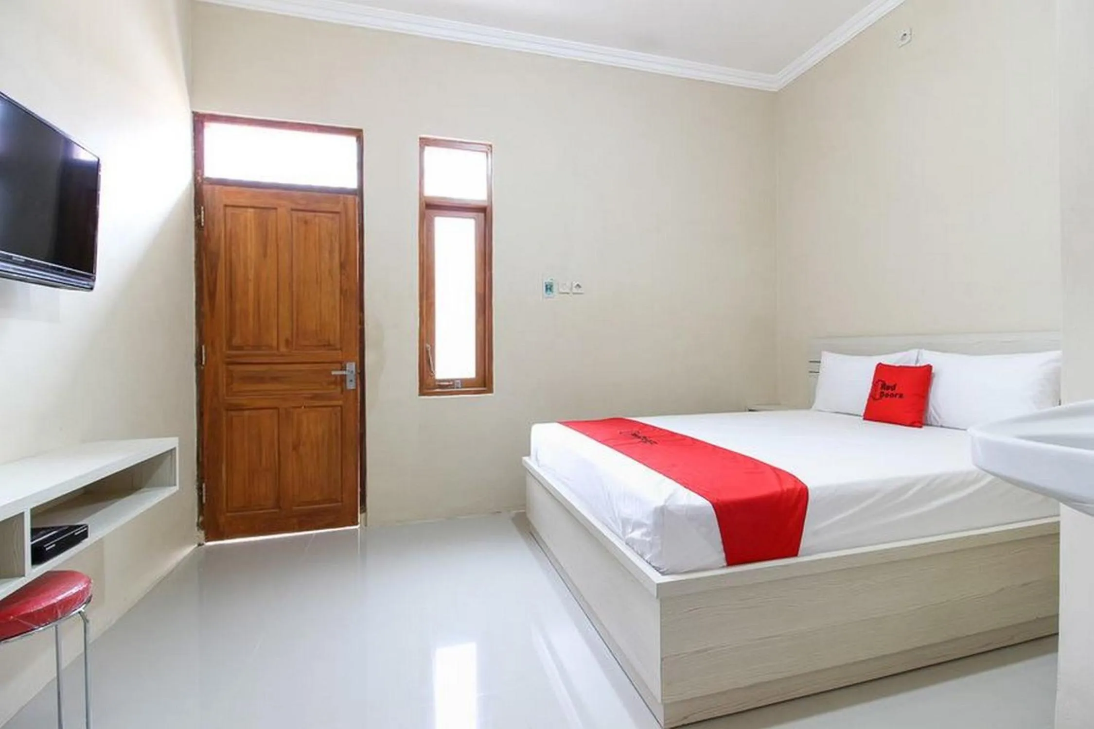 Bedroom, Bed in RedDoorz near Balekambang City Park