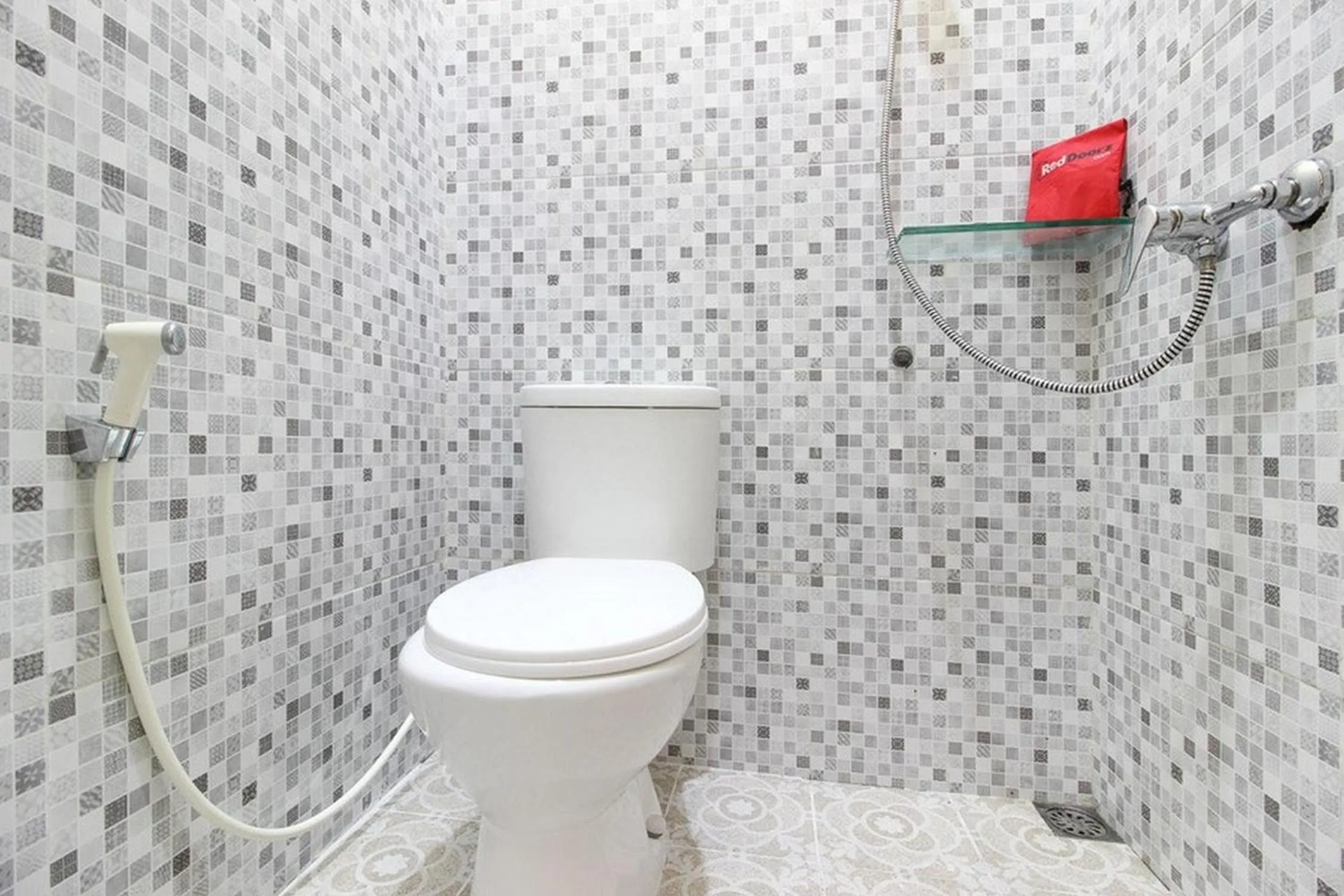 Bathroom in RedDoorz near Balekambang City Park