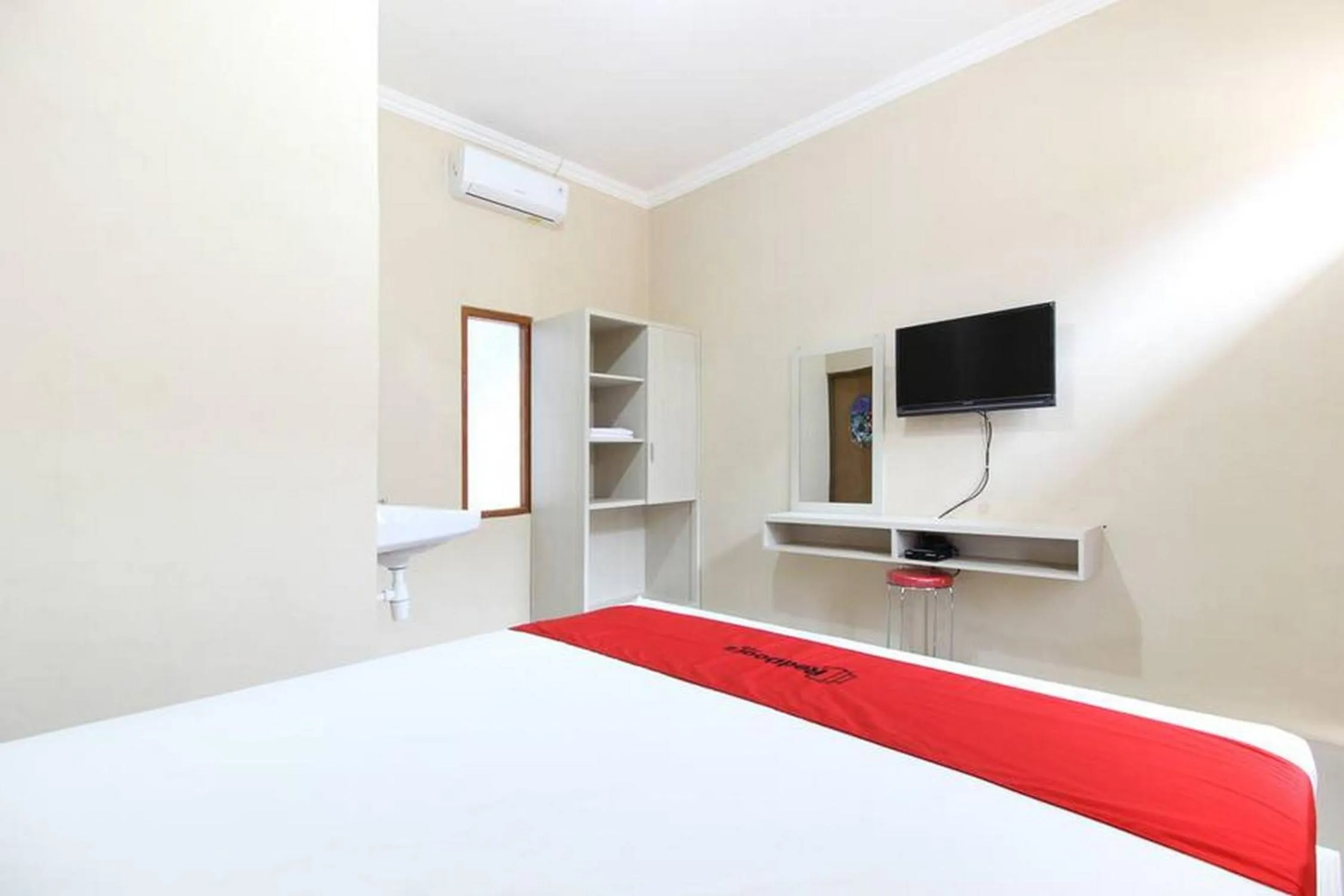 Bedroom, Bed in RedDoorz near Balekambang City Park